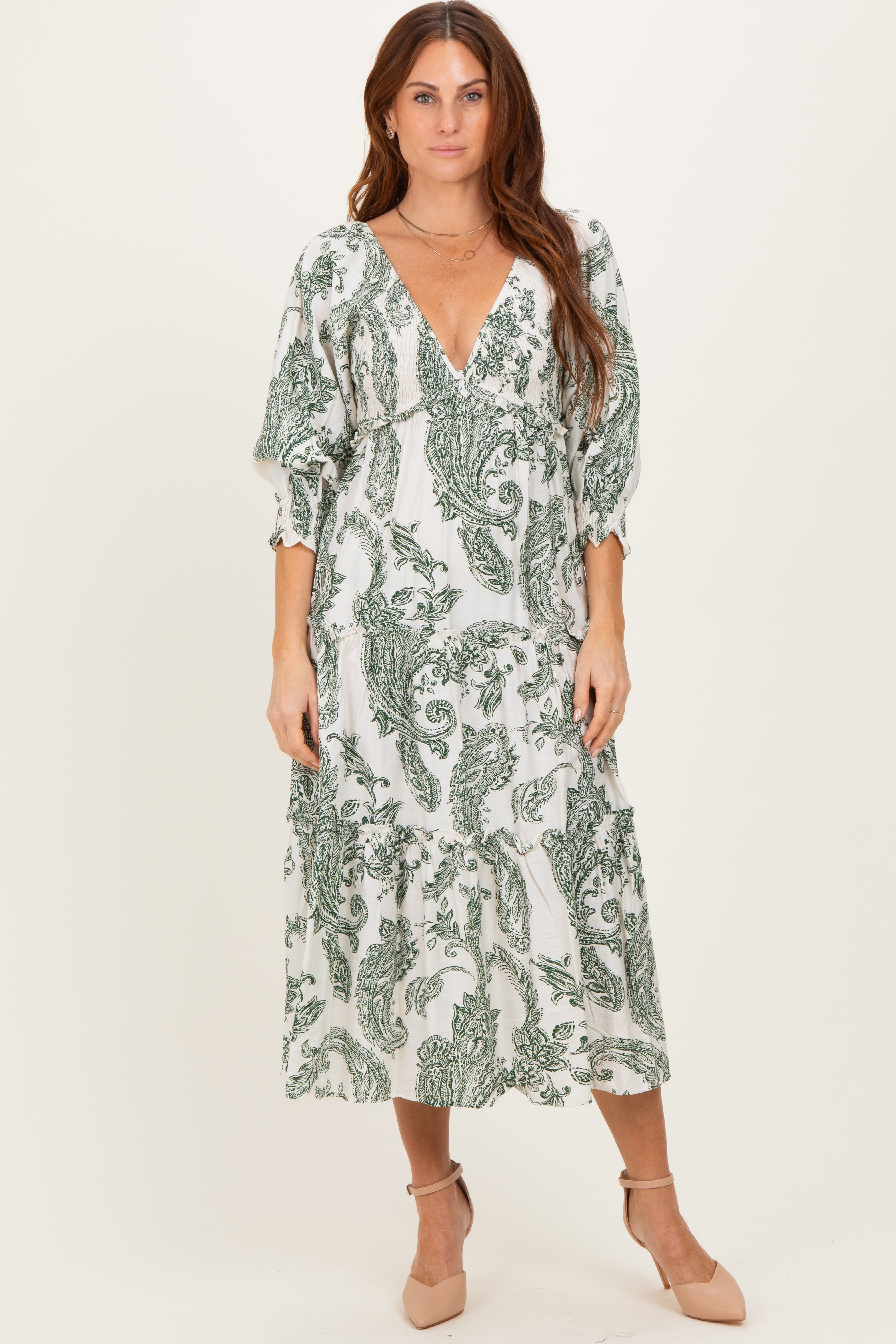 Olivfarbenes Umstands-Midikleid mit Damastmuster, Smok-Detail und Stufenrüschen