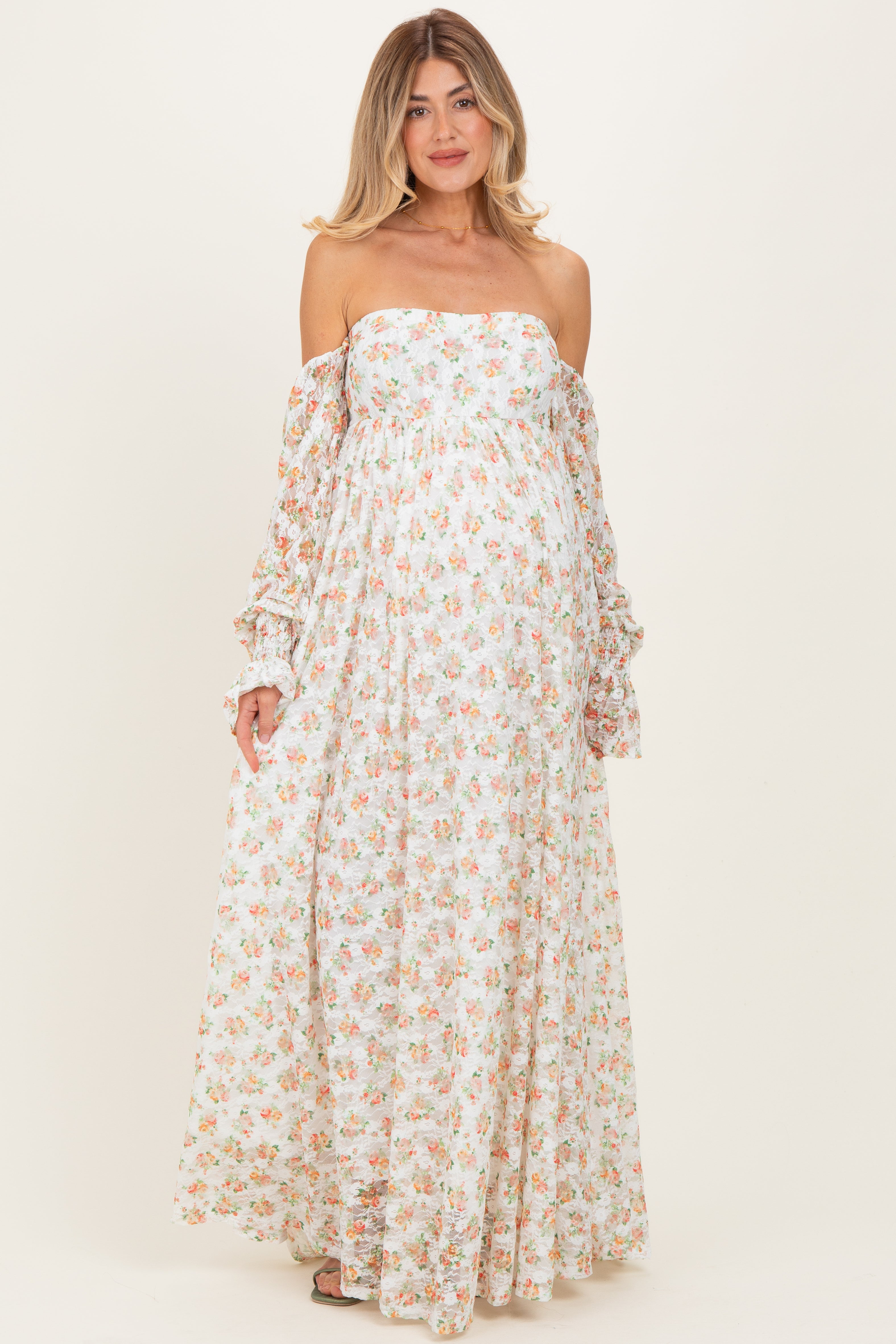 Geblümtes Umstands-Maxikleid mit Spitze, Smok-Design und schulterfreien Langärmeln in Orange