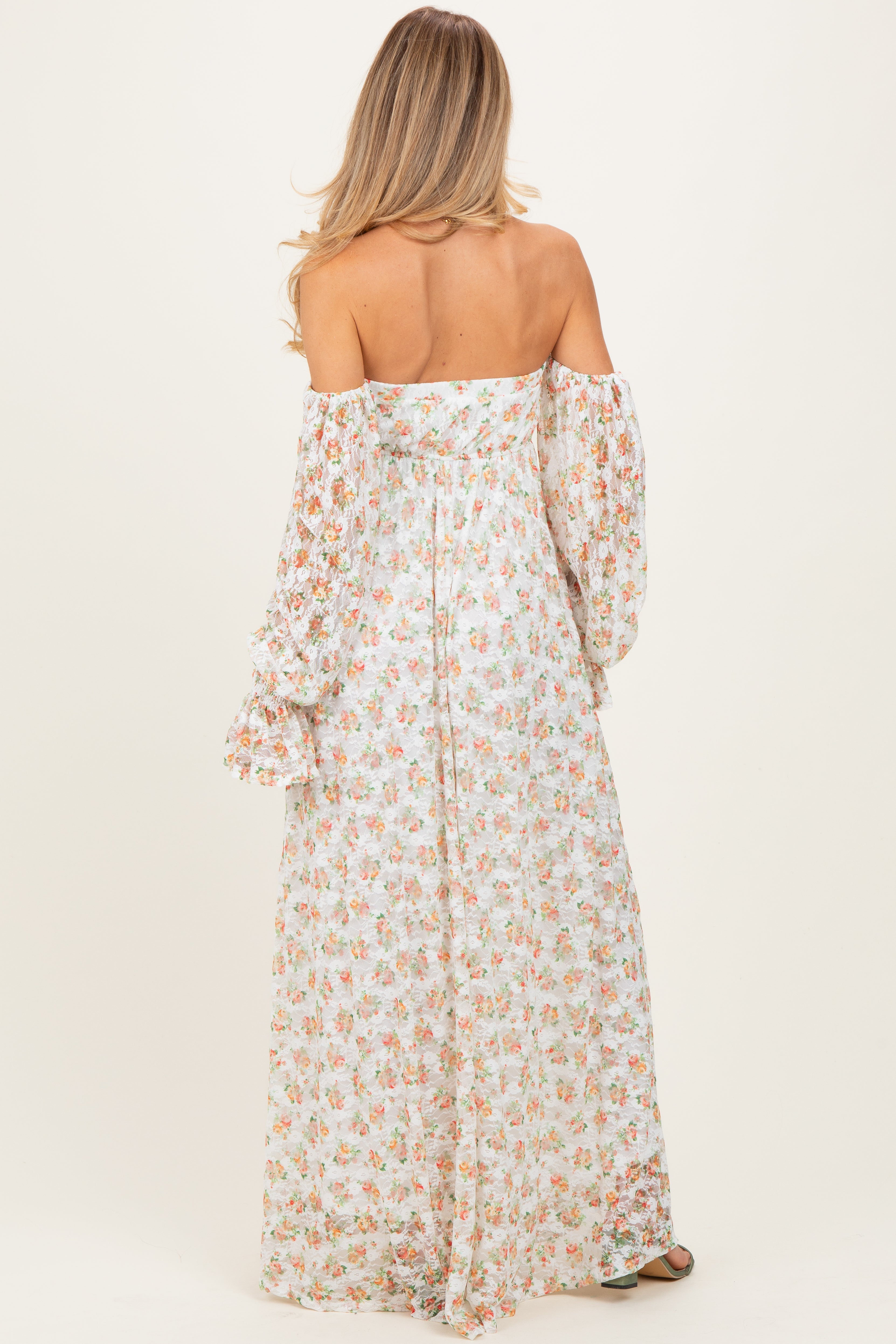 Geblümtes Umstands-Maxikleid mit Spitze, Smok-Design und schulterfreien Langärmeln in Orange