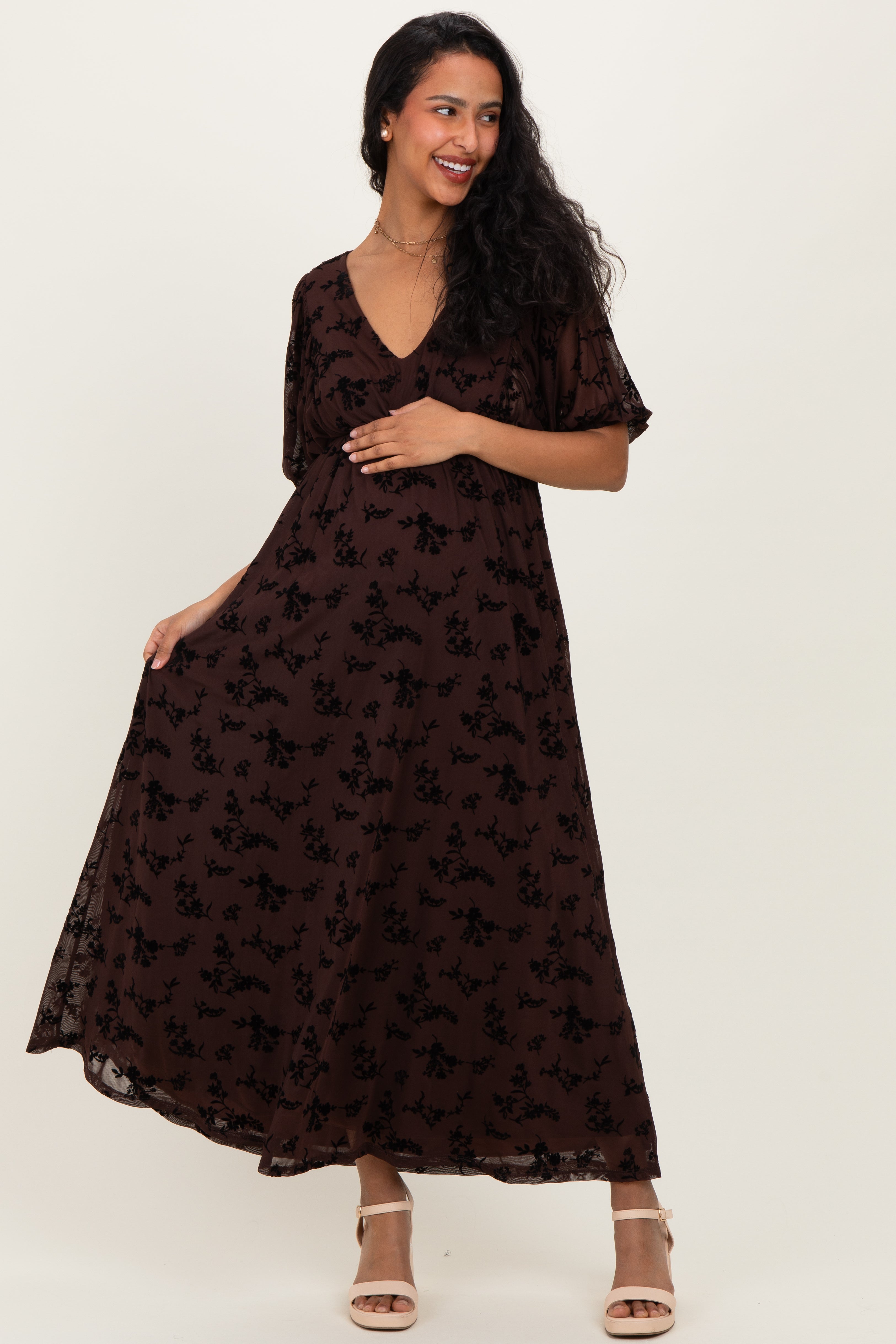 Umstandsmaxikleid in Braun mit Blumenmuster, Mesh und V-Ausschnitt