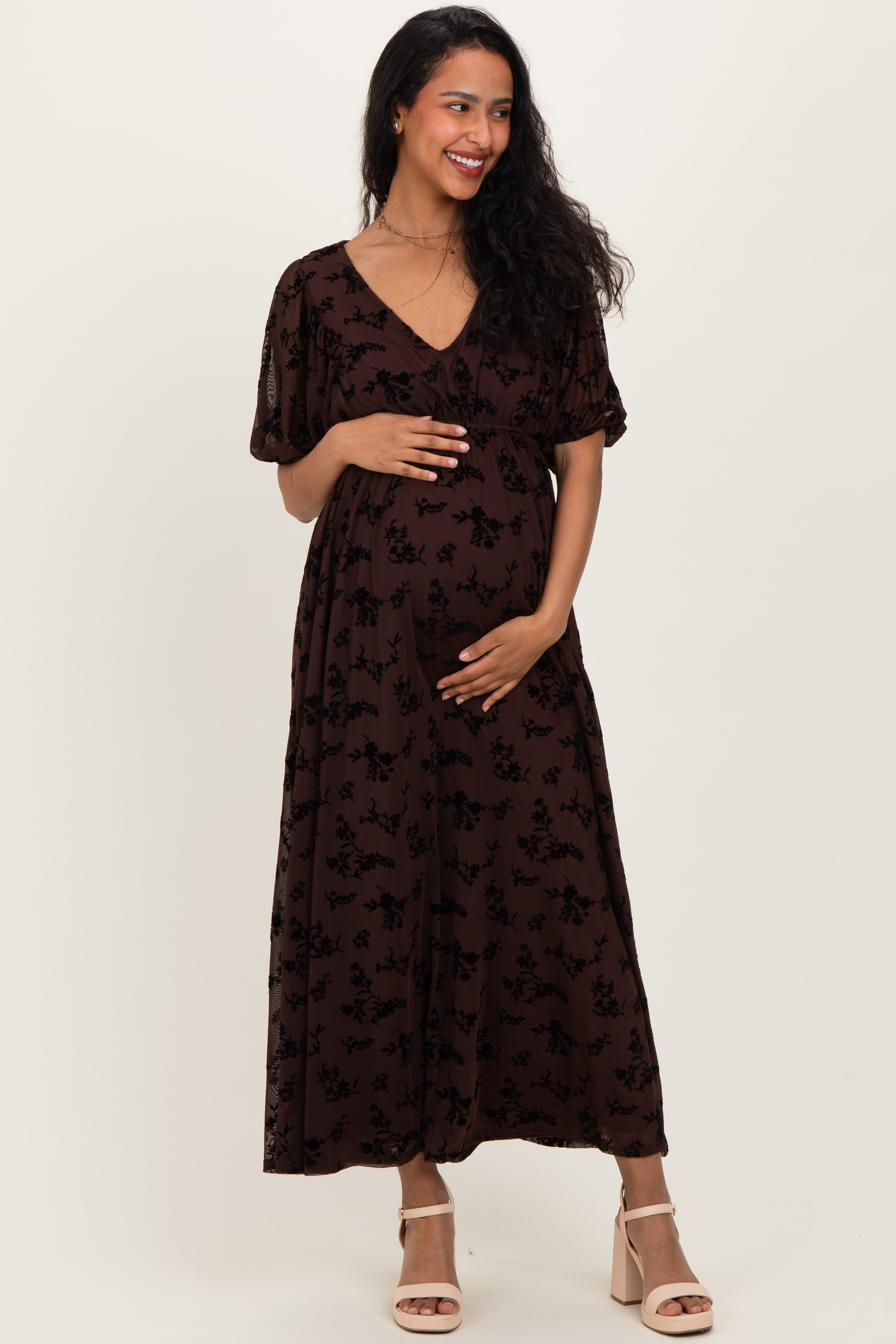 Umstandsmaxikleid in Braun mit Blumenmuster, Mesh und V-Ausschnitt