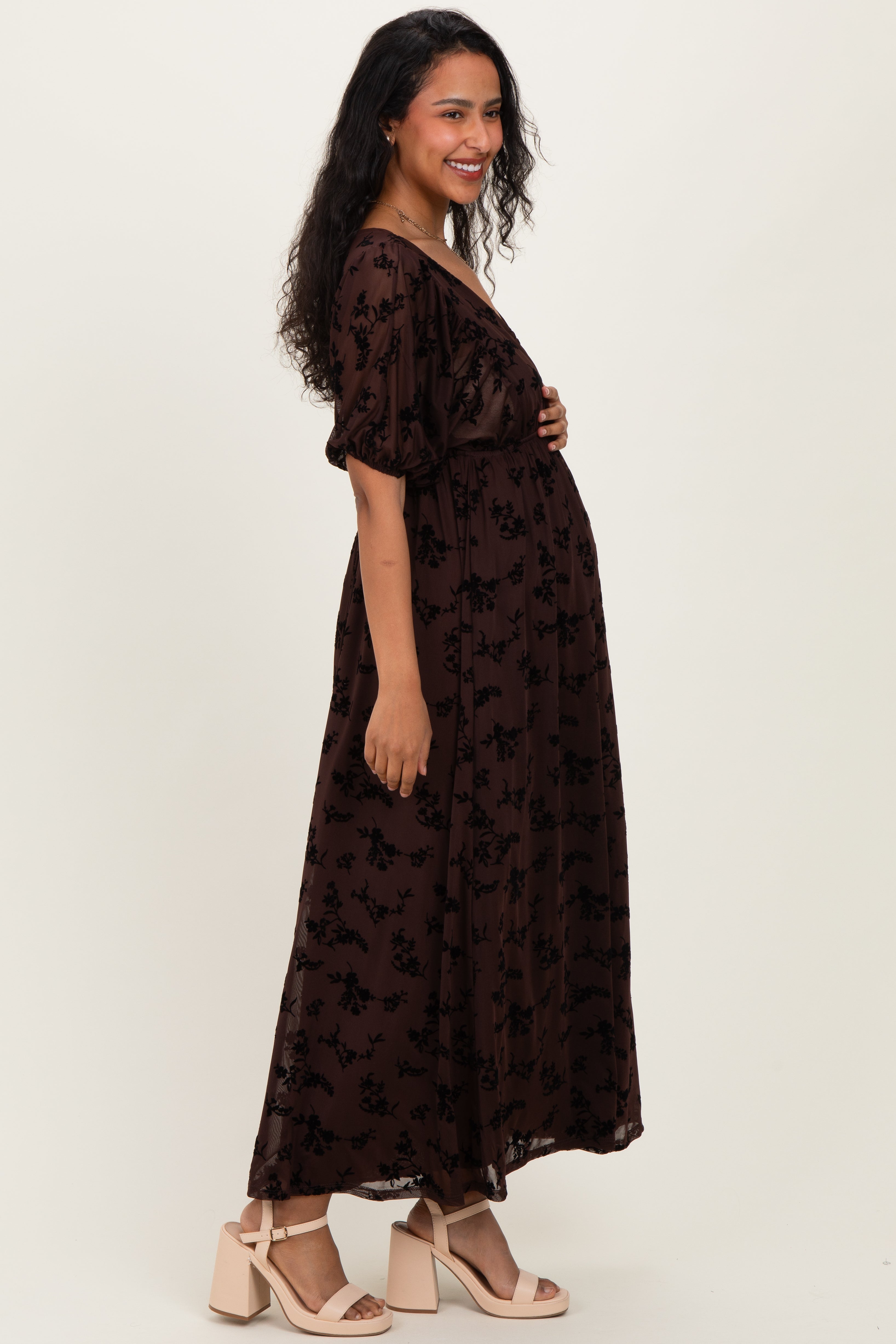Umstandsmaxikleid in Braun mit Blumenmuster, Mesh und V-Ausschnitt