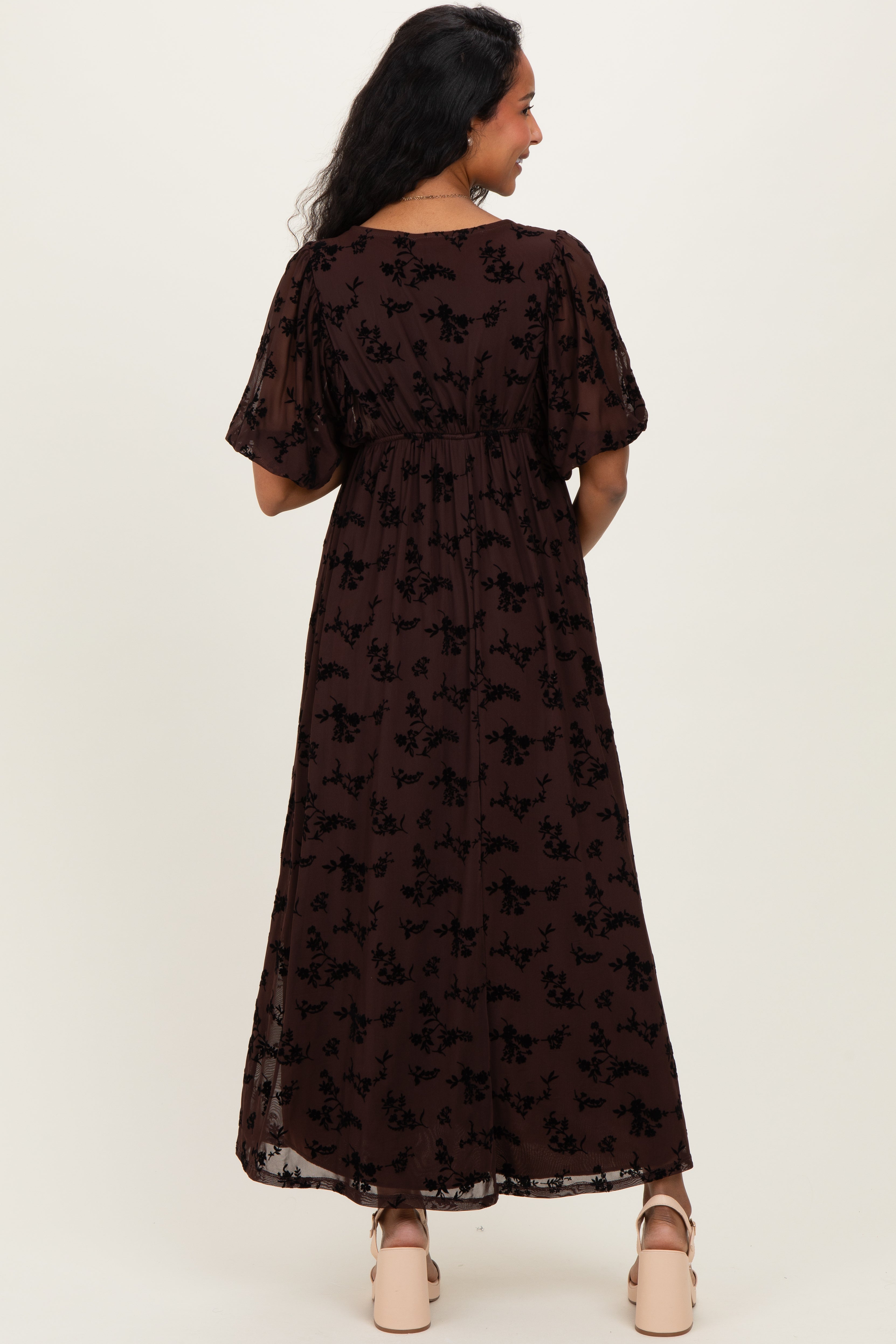 Umstandsmaxikleid in Braun mit Blumenmuster, Mesh und V-Ausschnitt
