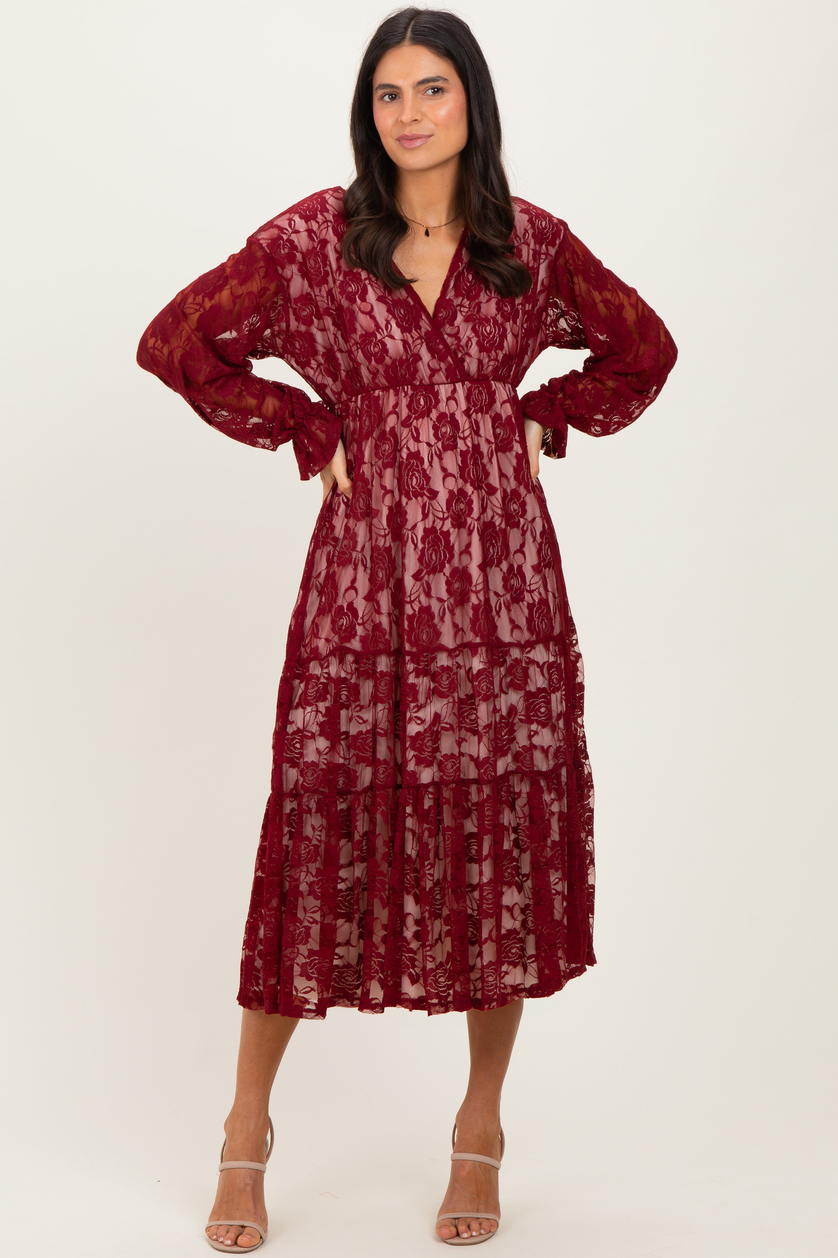 Umstands-Maxikleid aus Blumenspitze mit V-Ausschnitt und langen Ärmeln