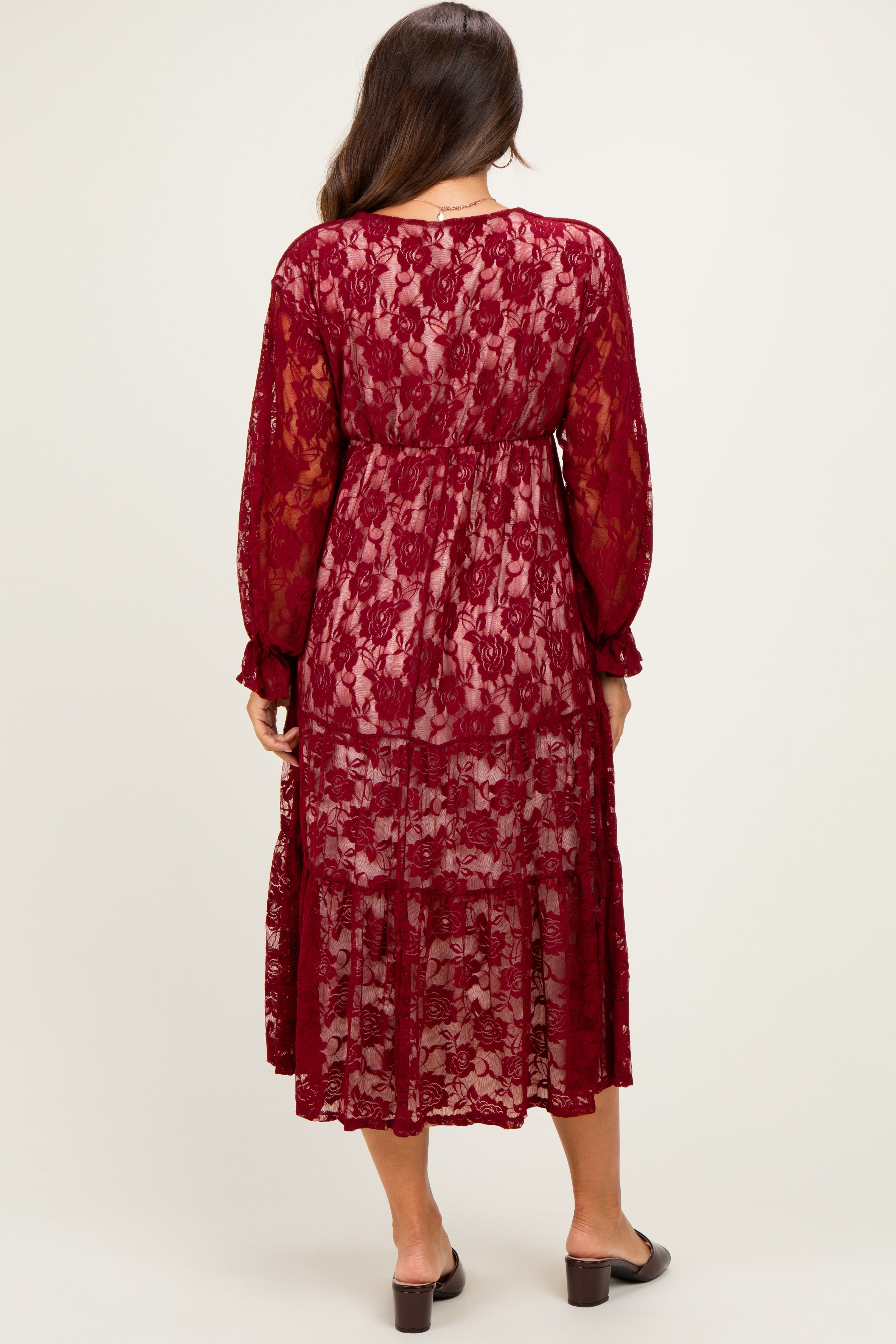 Umstands-Maxikleid aus Blumenspitze mit V-Ausschnitt und langen Ärmeln