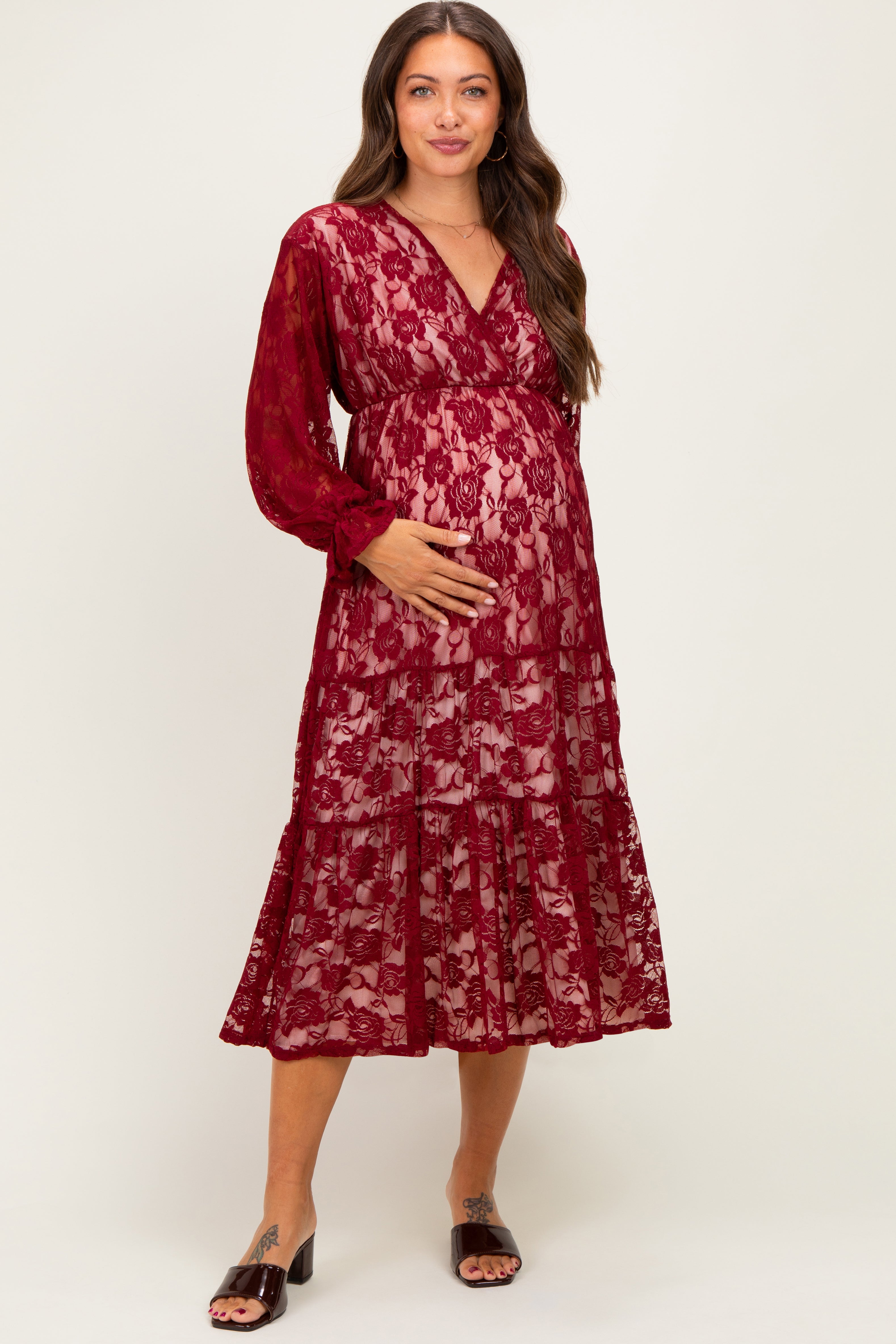 Umstands-Maxikleid aus Blumenspitze mit V-Ausschnitt und langen Ärmeln