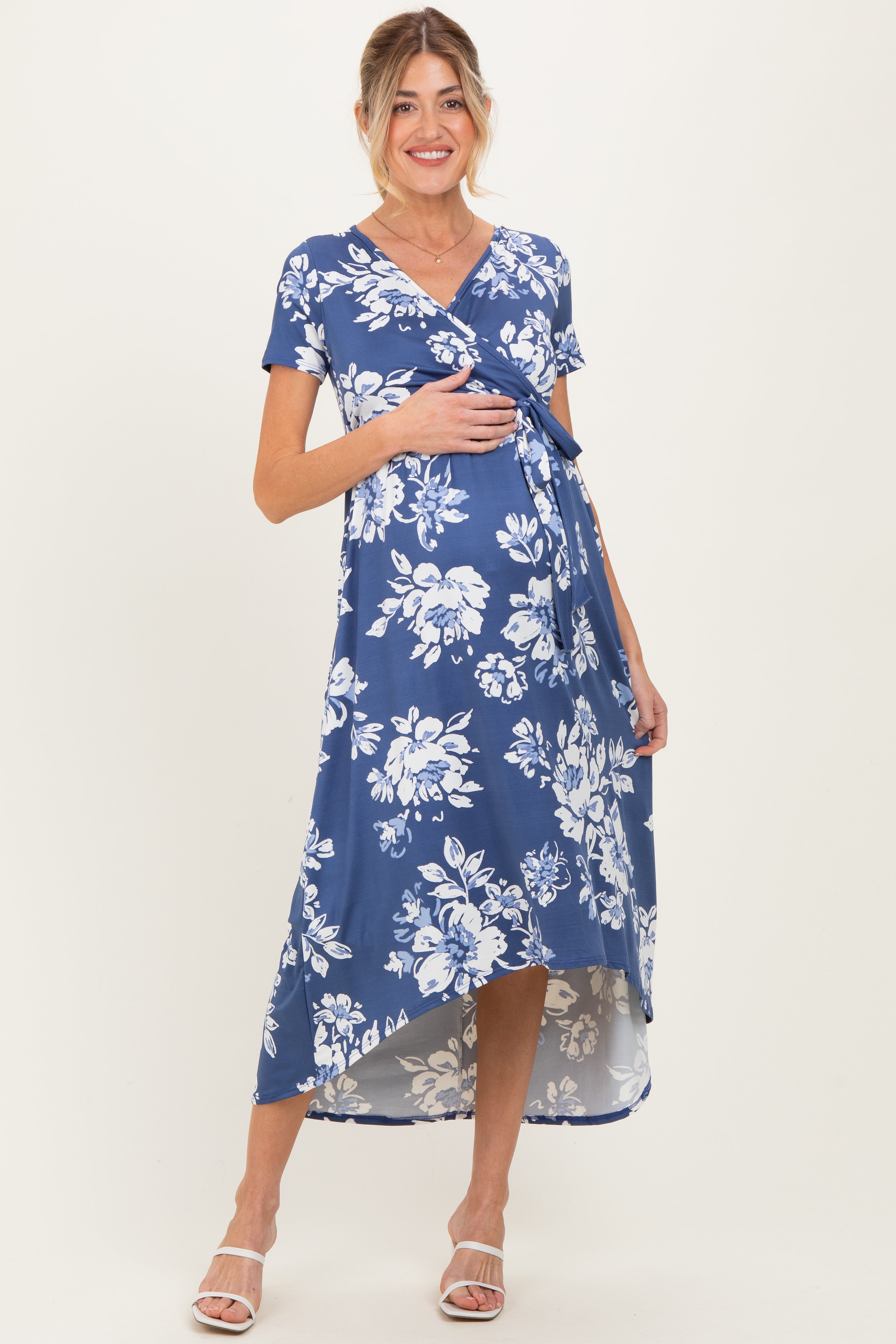 Geblümtes Umstands-Wickelkleid mit kurzen Ärmeln und Vokuhila-Saum in Jeansblau