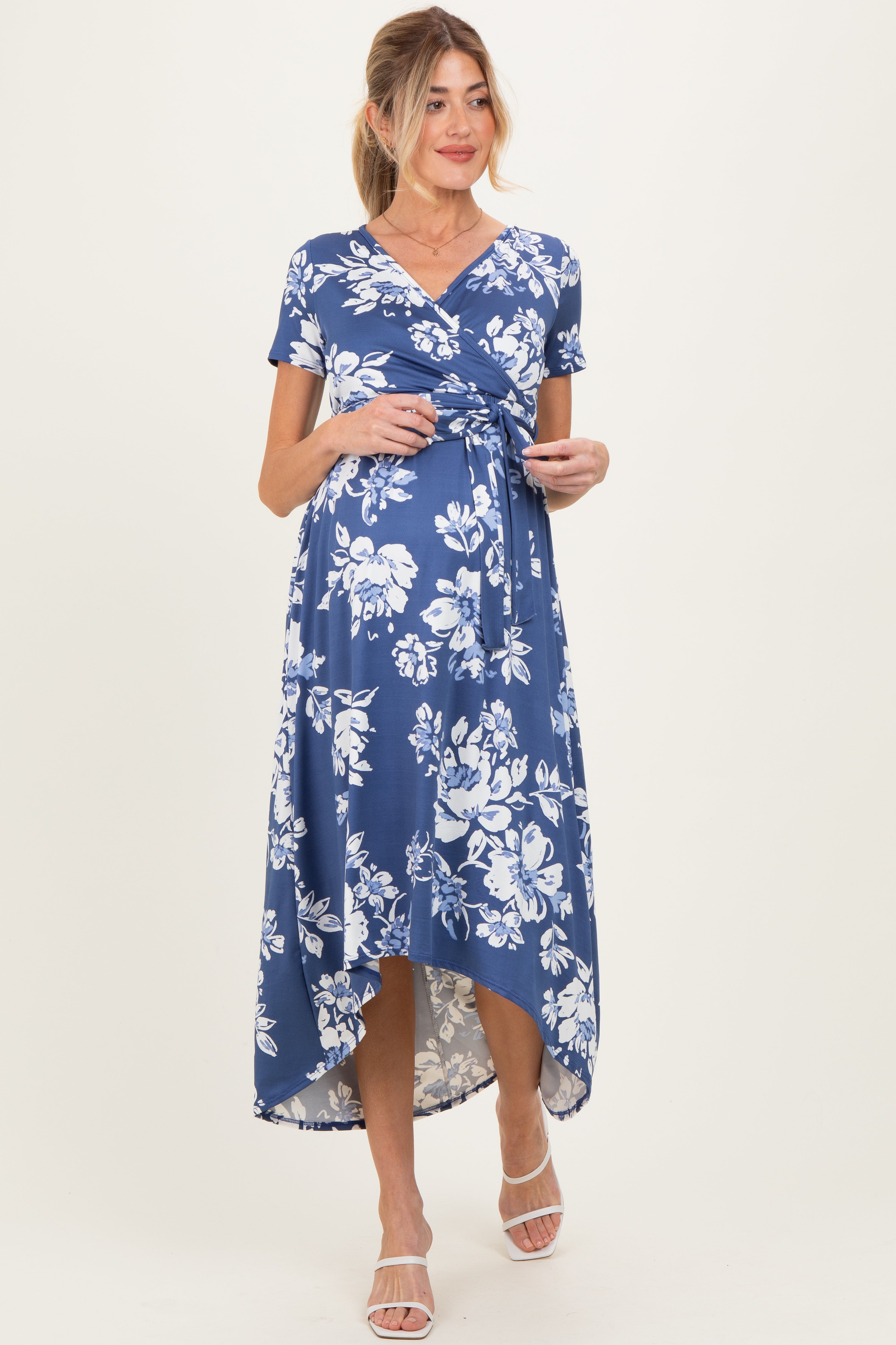 Geblümtes Umstands-Wickelkleid mit kurzen Ärmeln und Vokuhila-Saum in Jeansblau