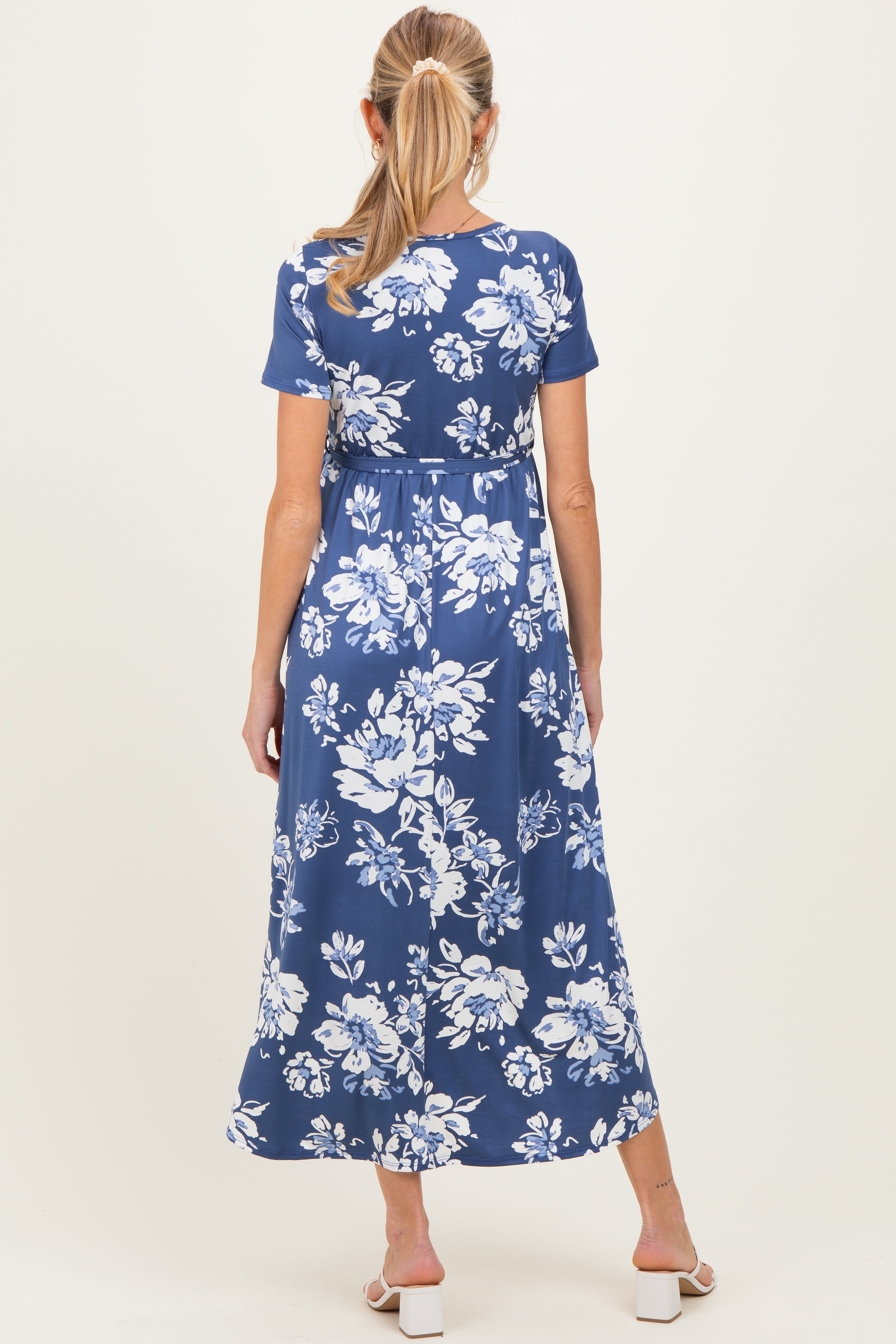 Geblümtes Umstands-Wickelkleid mit kurzen Ärmeln und Vokuhila-Saum in Jeansblau