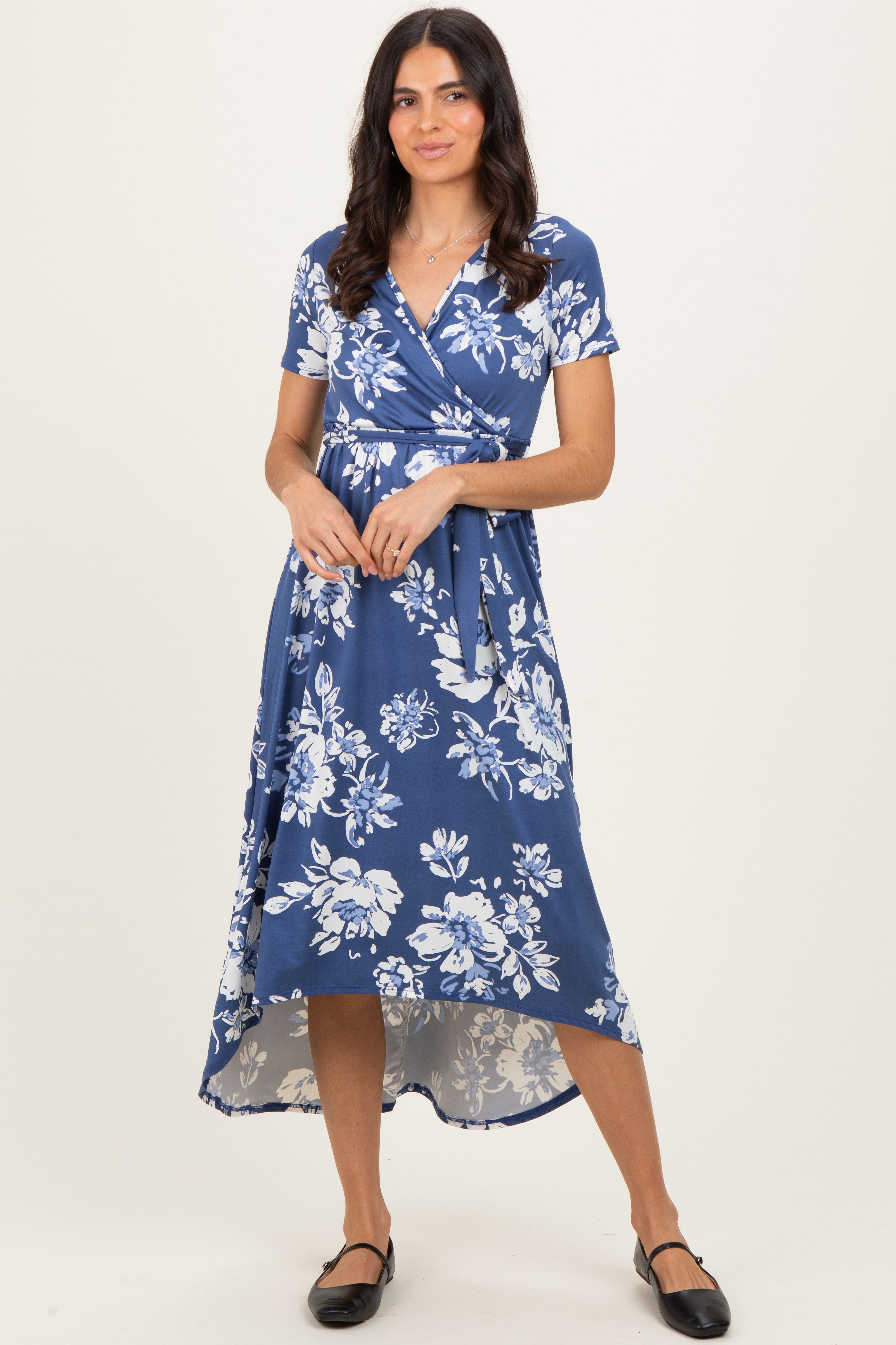 Geblümtes Umstands-Wickelkleid mit kurzen Ärmeln und Vokuhila-Saum in Jeansblau