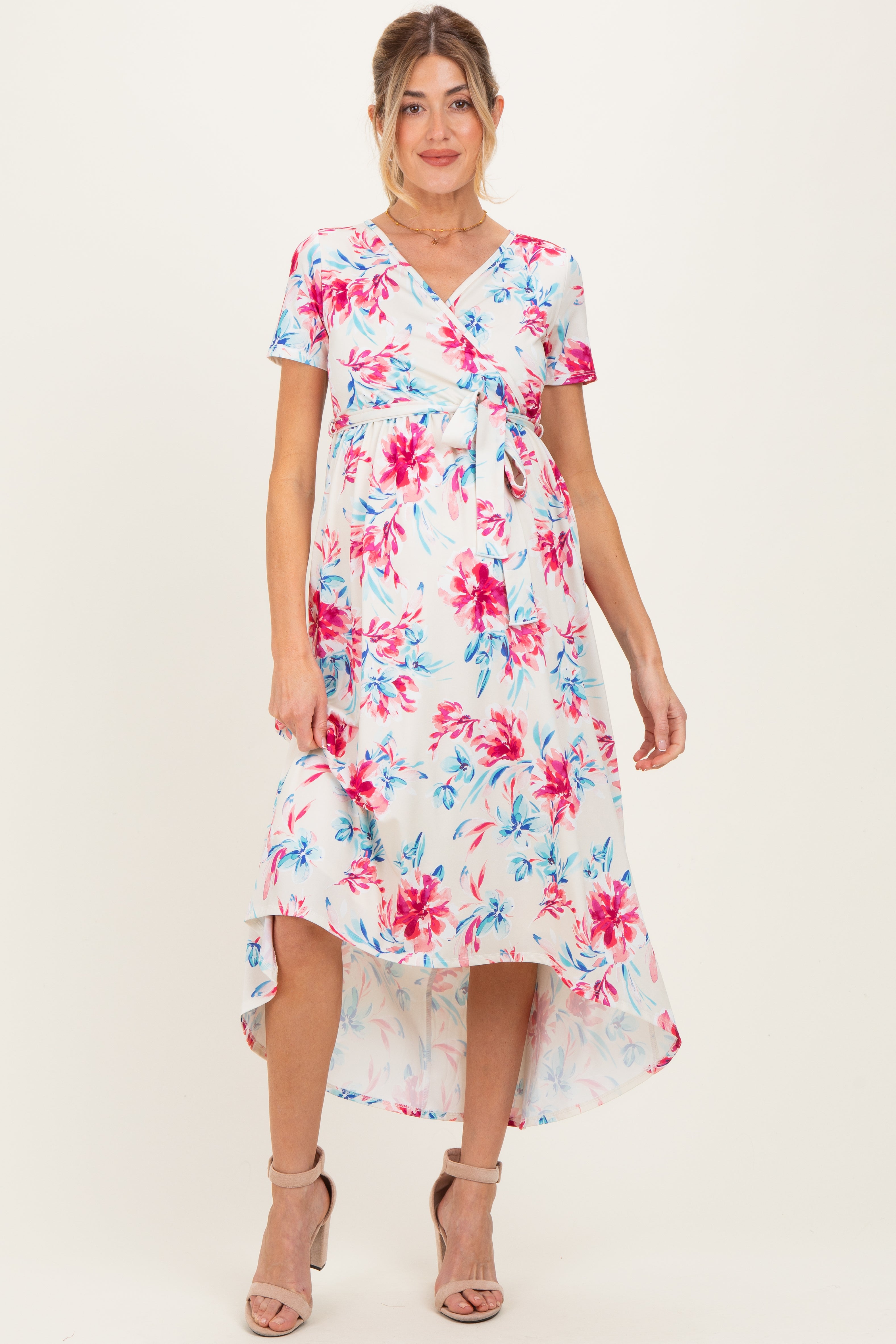 Taupefarbenes Umstands-Wickelkleid mit Blumenmuster, kurzen Ärmeln und Vokuhila-Saum