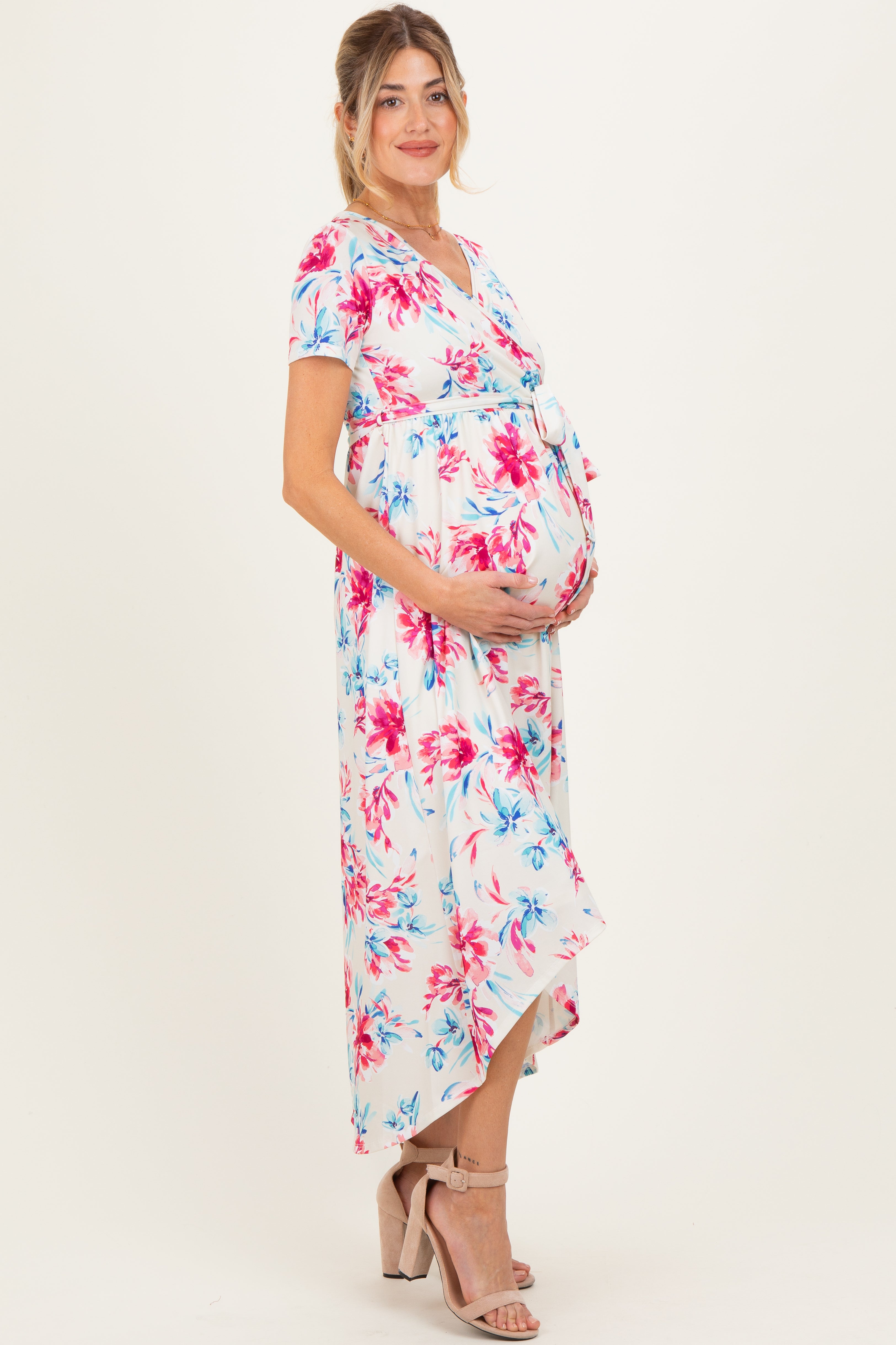 Taupefarbenes Umstands-Wickelkleid mit Blumenmuster, kurzen Ärmeln und Vokuhila-Saum