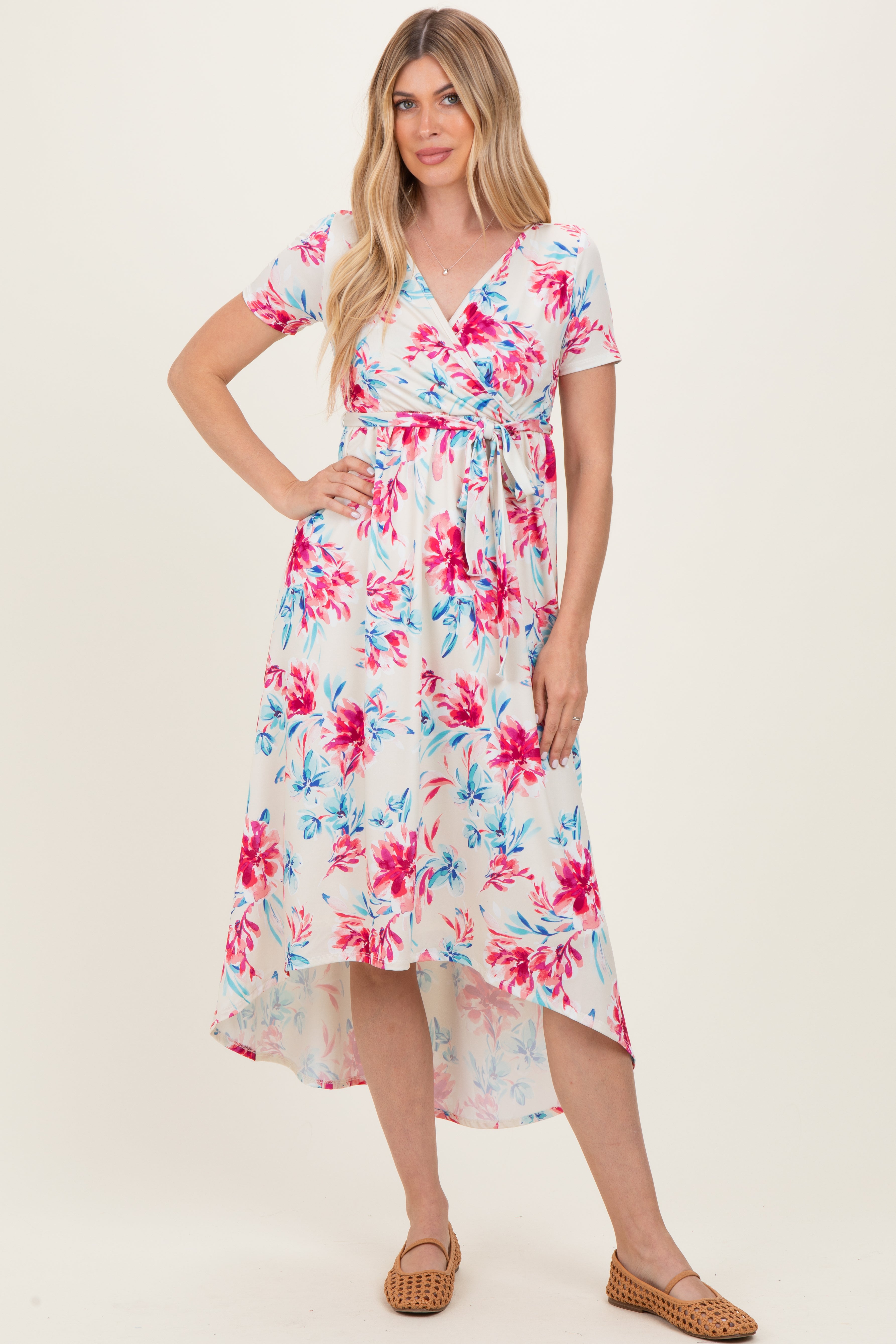 Taupefarbenes Umstands-Wickelkleid mit Blumenmuster, kurzen Ärmeln und Vokuhila-Saum