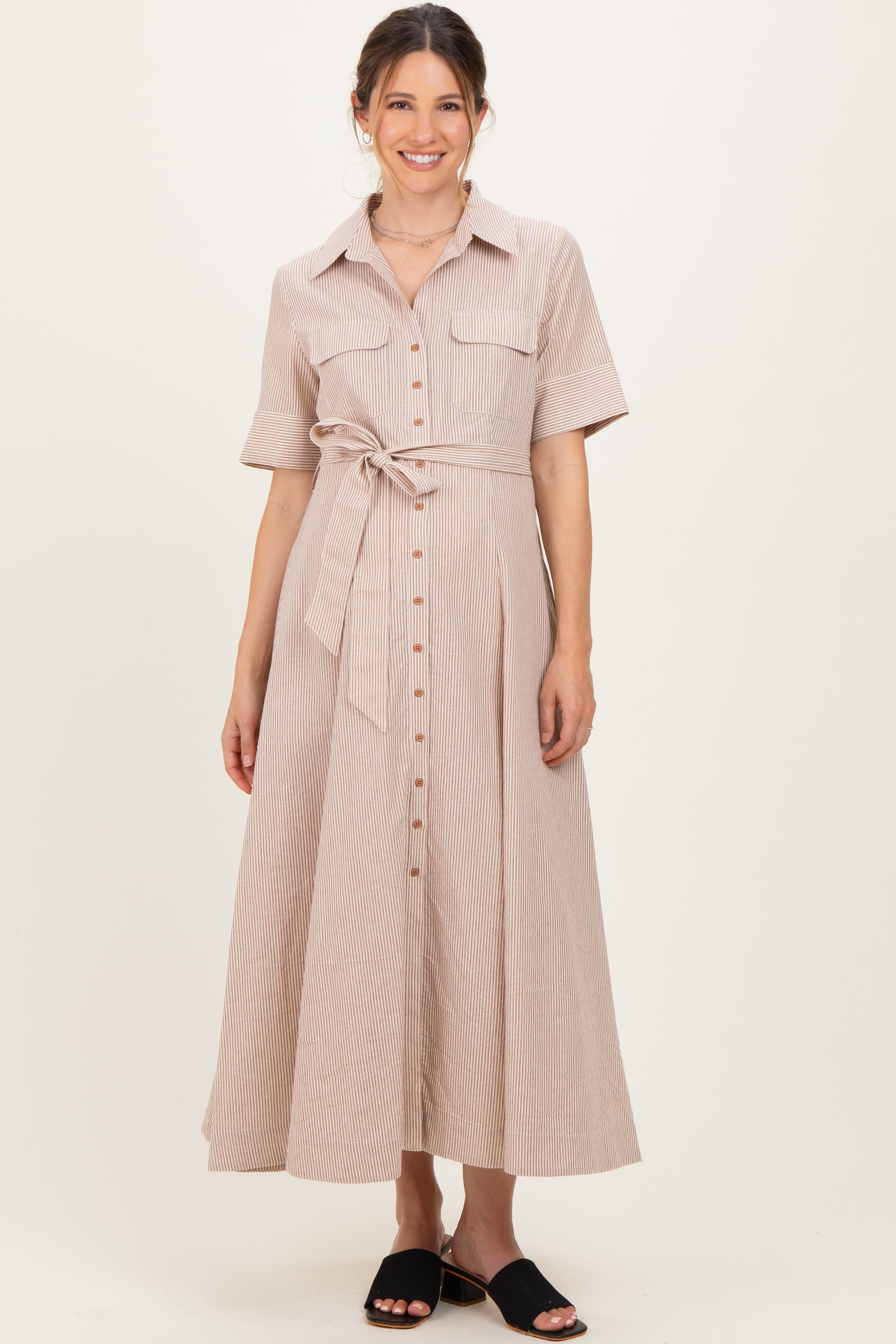 Beigefarbenes gestreiftes Umstands-Maxikleid aus Baumwolle mit Knopfleiste