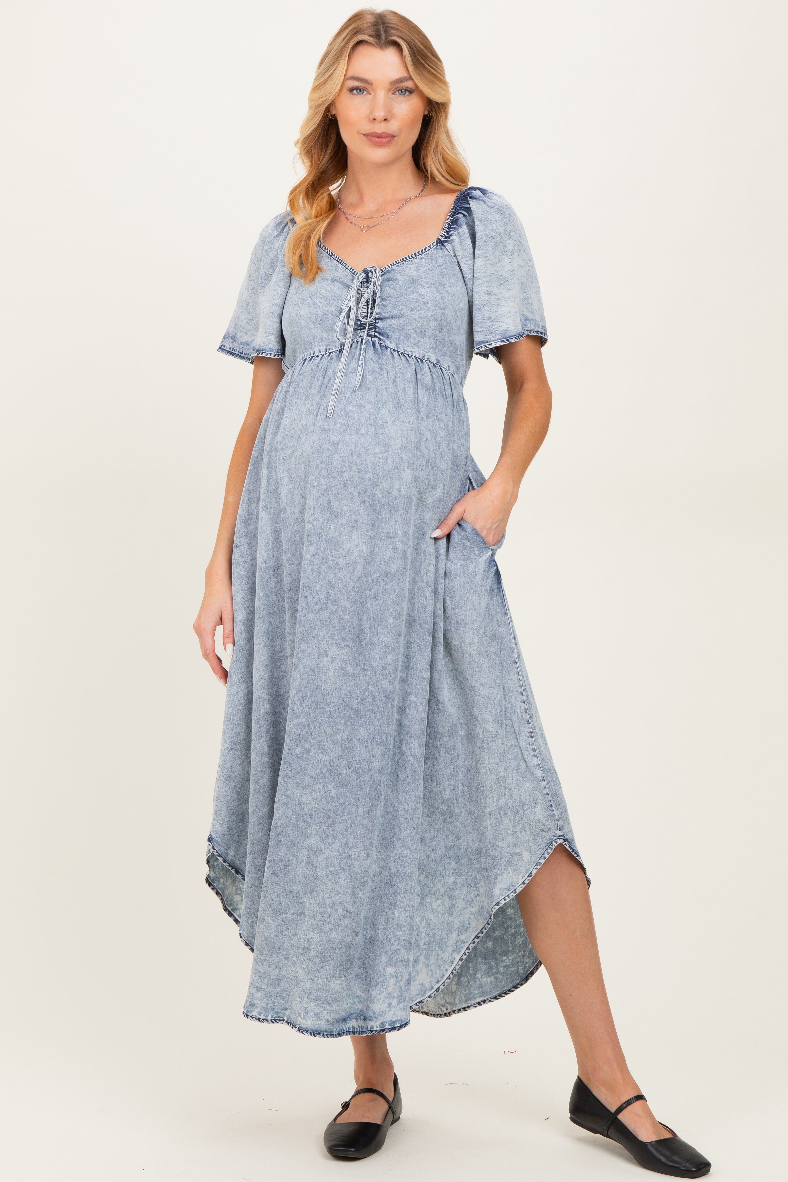 Hellblaues Umstandsmaxikleid aus Chambray mit Bindedetail an der Brust