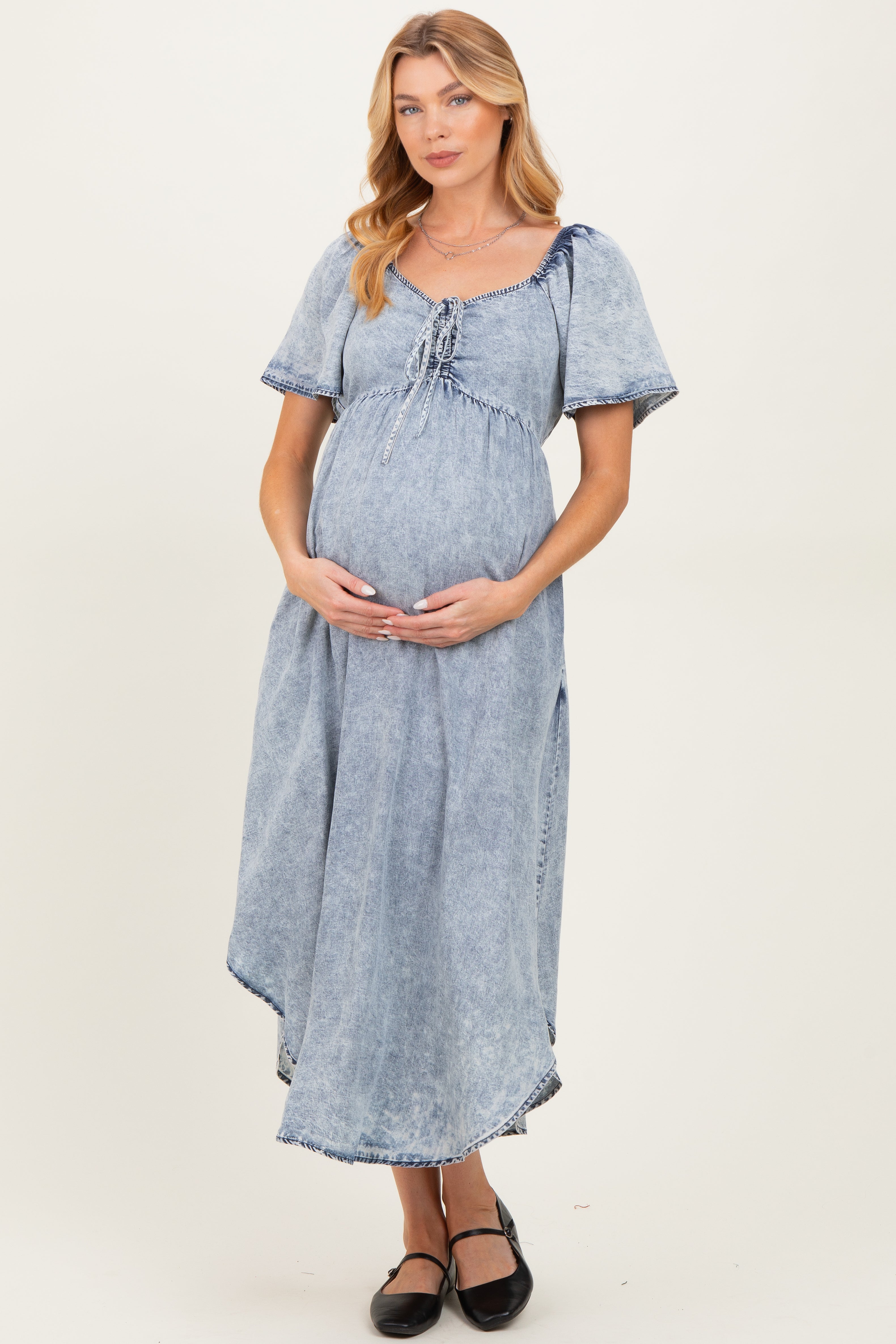 Hellblaues Umstandsmaxikleid aus Chambray mit Bindedetail an der Brust