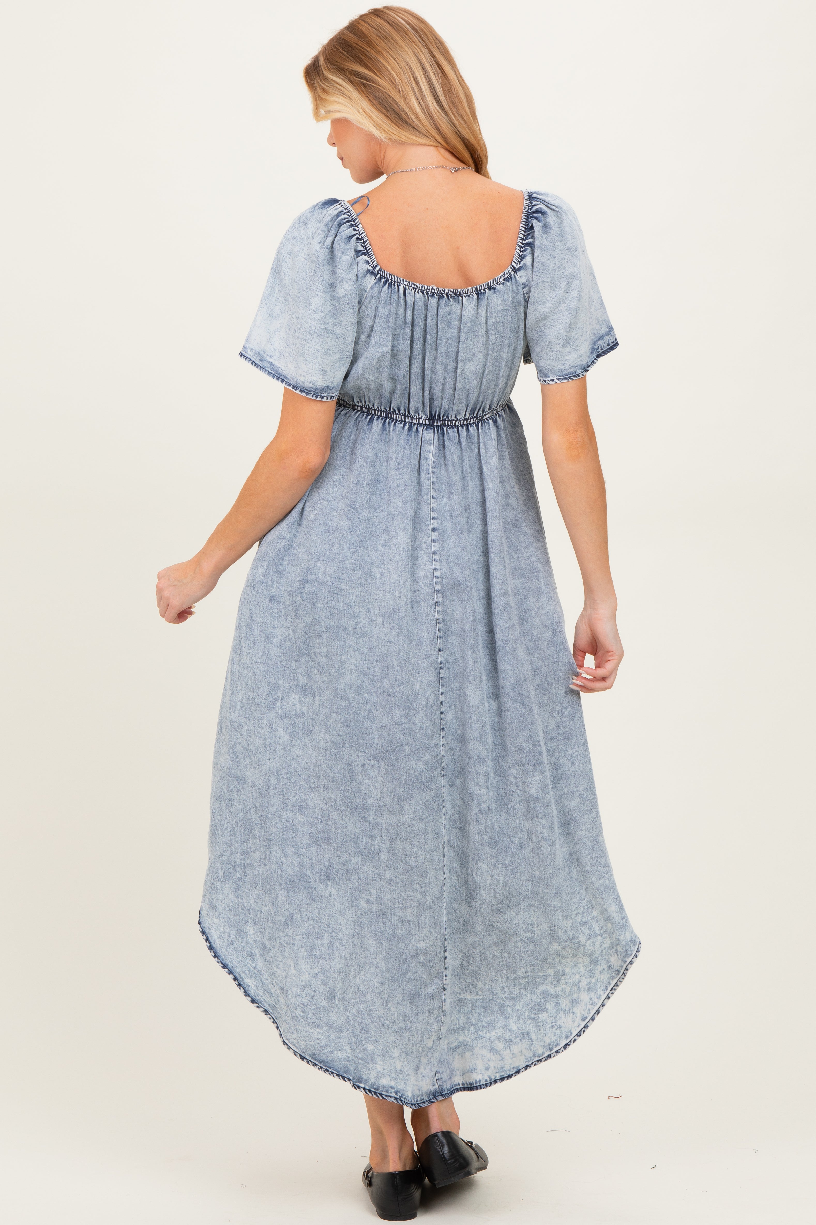 Hellblaues Umstandsmaxikleid aus Chambray mit Bindedetail an der Brust
