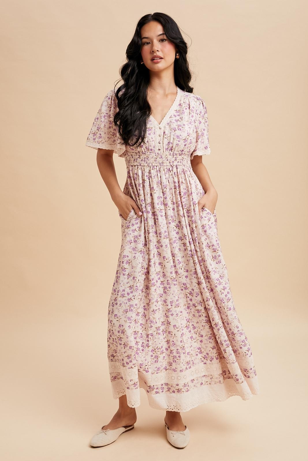 Lavendelfarbenes Umstands-Maxikleid mit Blumenmuster, Spitzenbesatz und Flatterärmeln