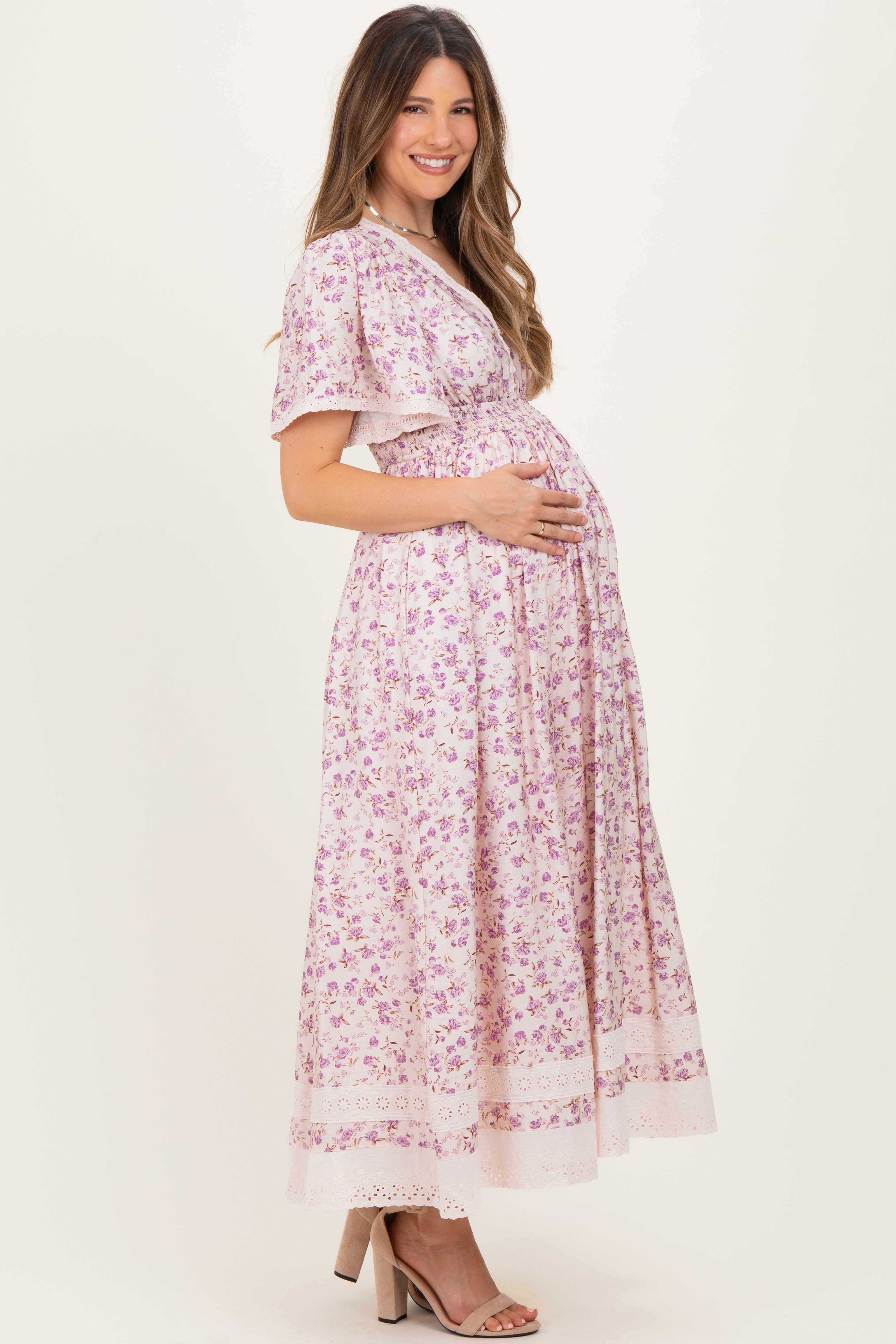 Lavendelfarbenes Umstands-Maxikleid mit Blumenmuster, Spitzenbesatz und Flatterärmeln