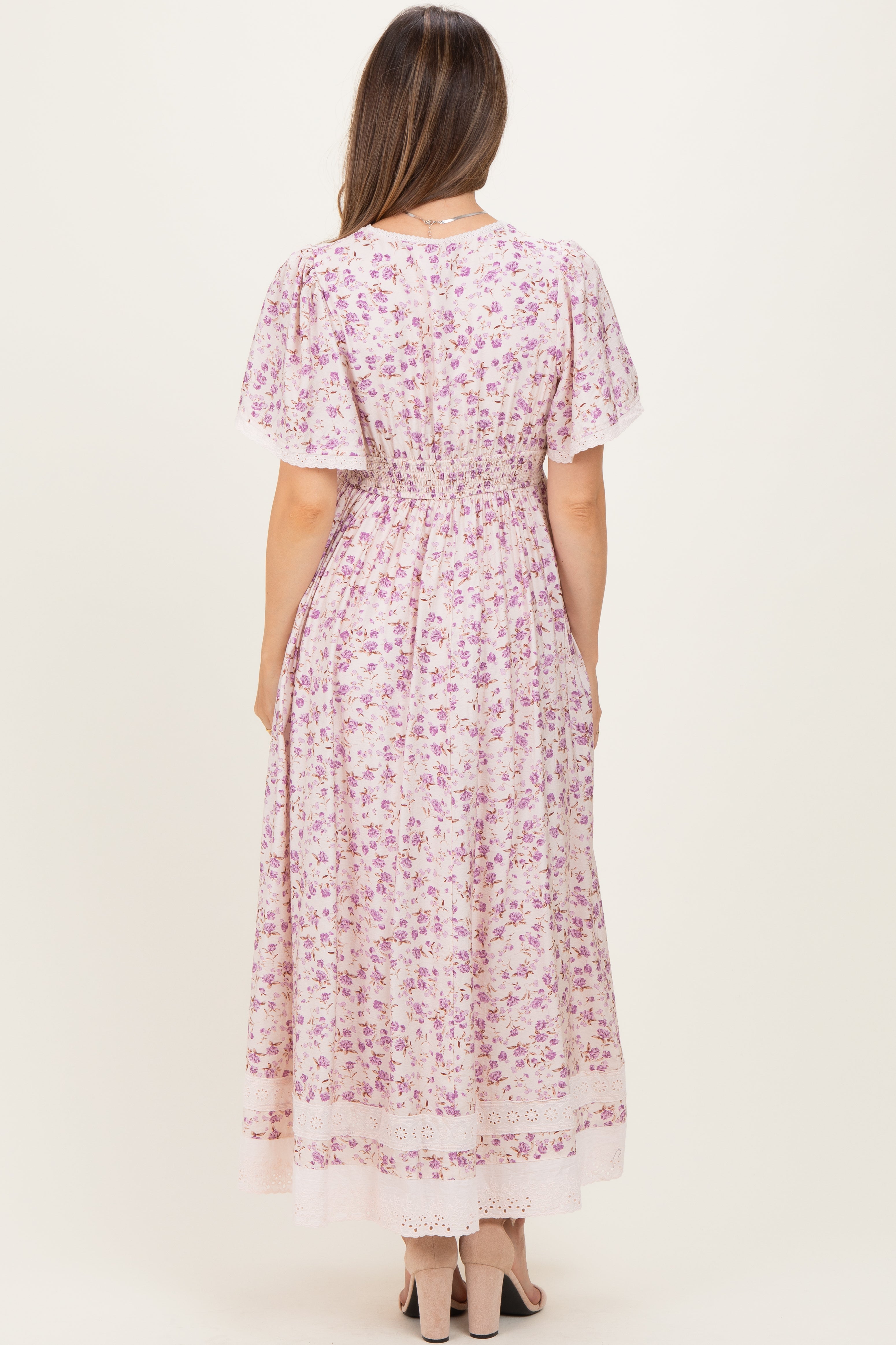 Lavendelfarbenes Umstands-Maxikleid mit Blumenmuster, Spitzenbesatz und Flatterärmeln