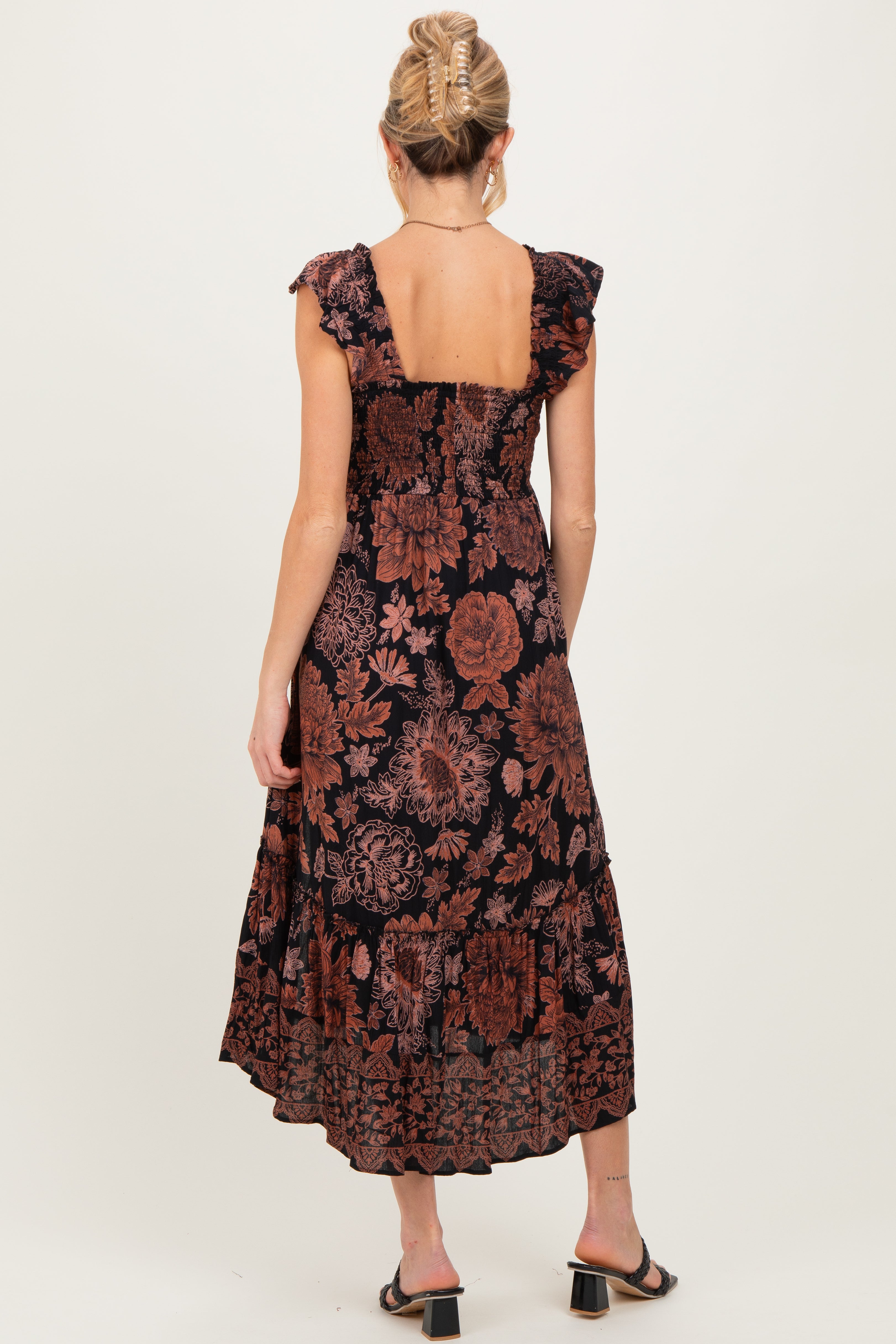 Umstands-Midikleid mit Blumenmuster, Smok-Detail und Flügelärmeln in Schwarz