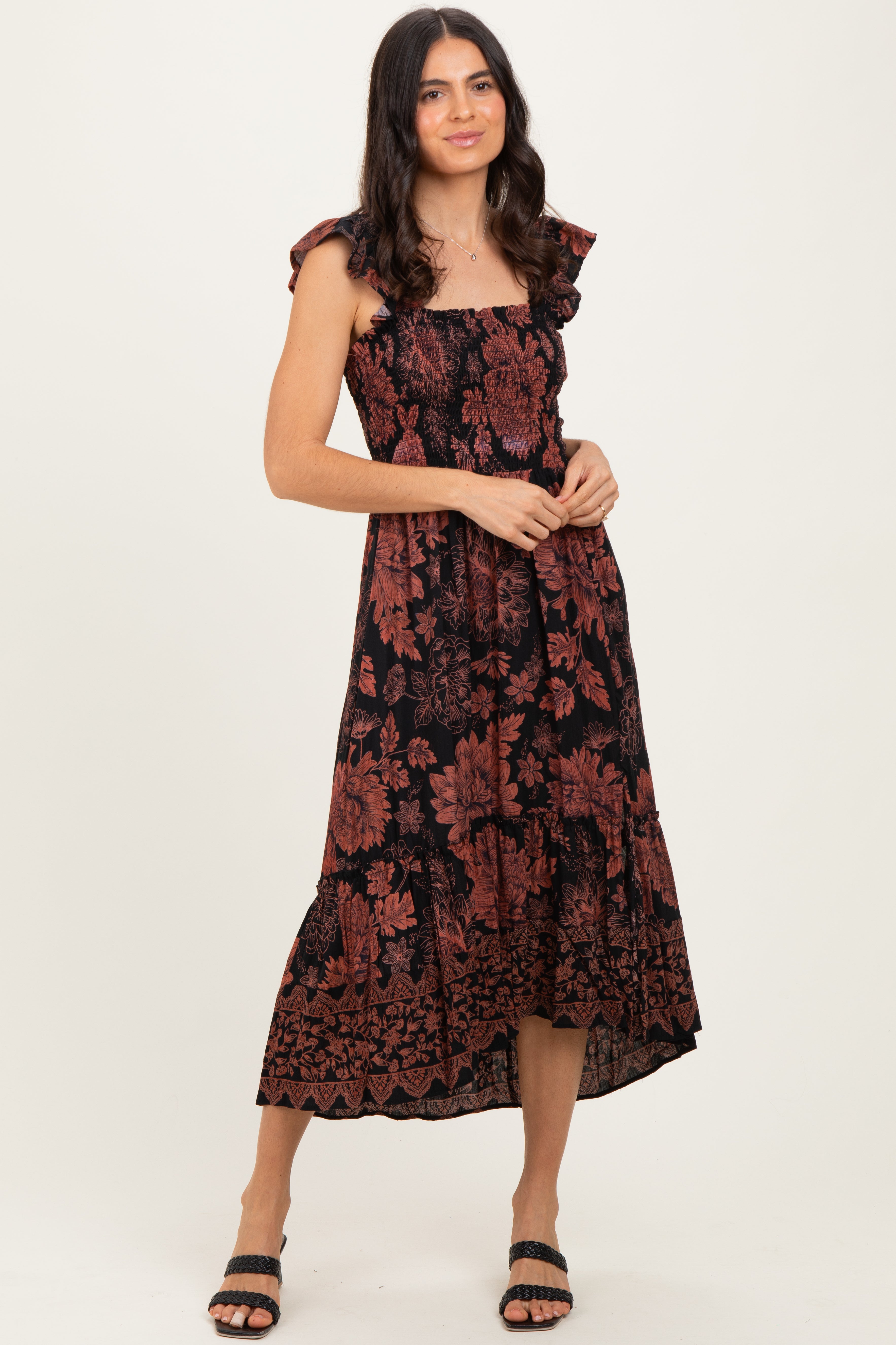 Umstands-Midikleid mit Blumenmuster, Smok-Detail und Flügelärmeln in Schwarz
