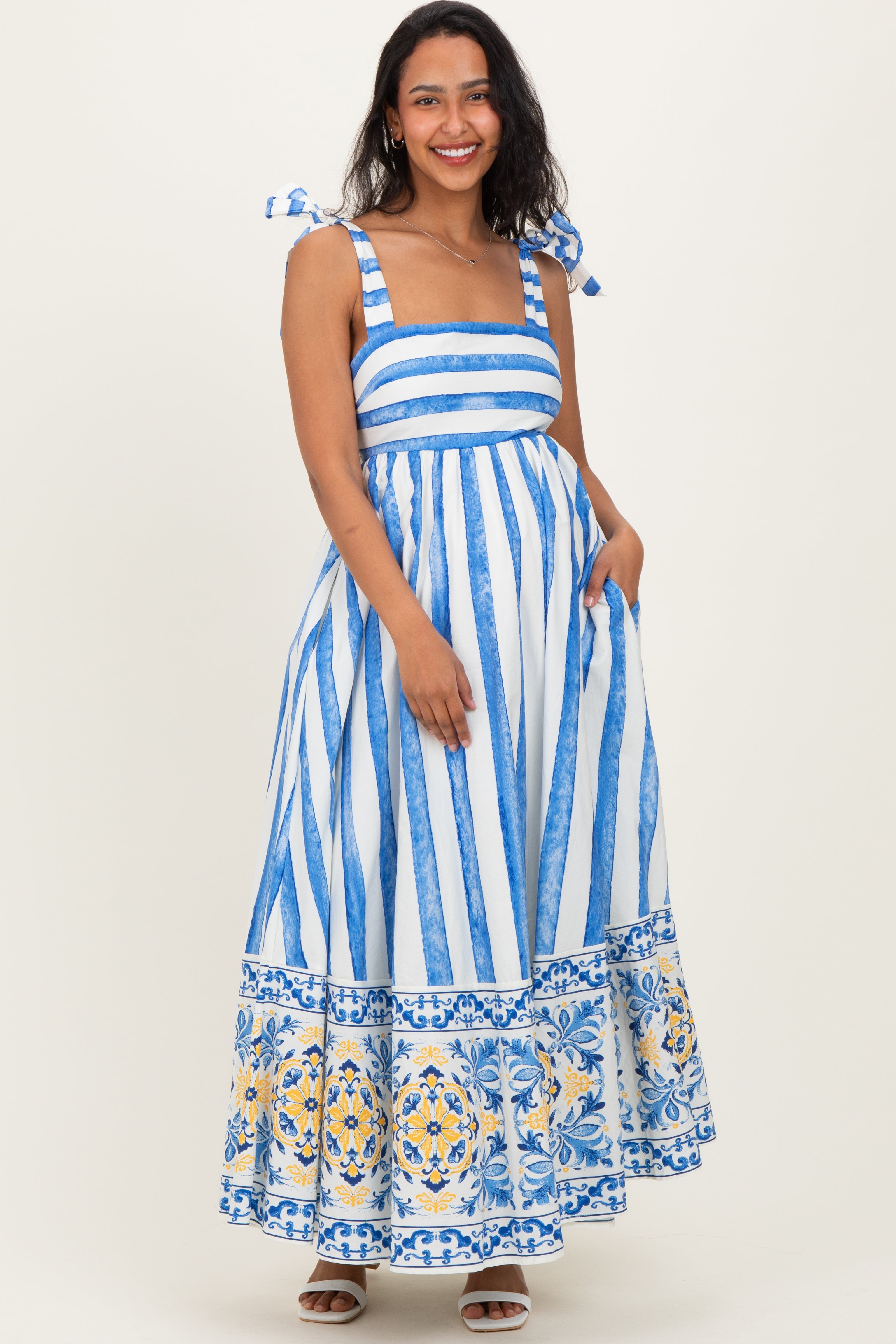 Blaues gestreiftes Umstands-Midikleid mit Schulterbändern und bedrucktem Saum