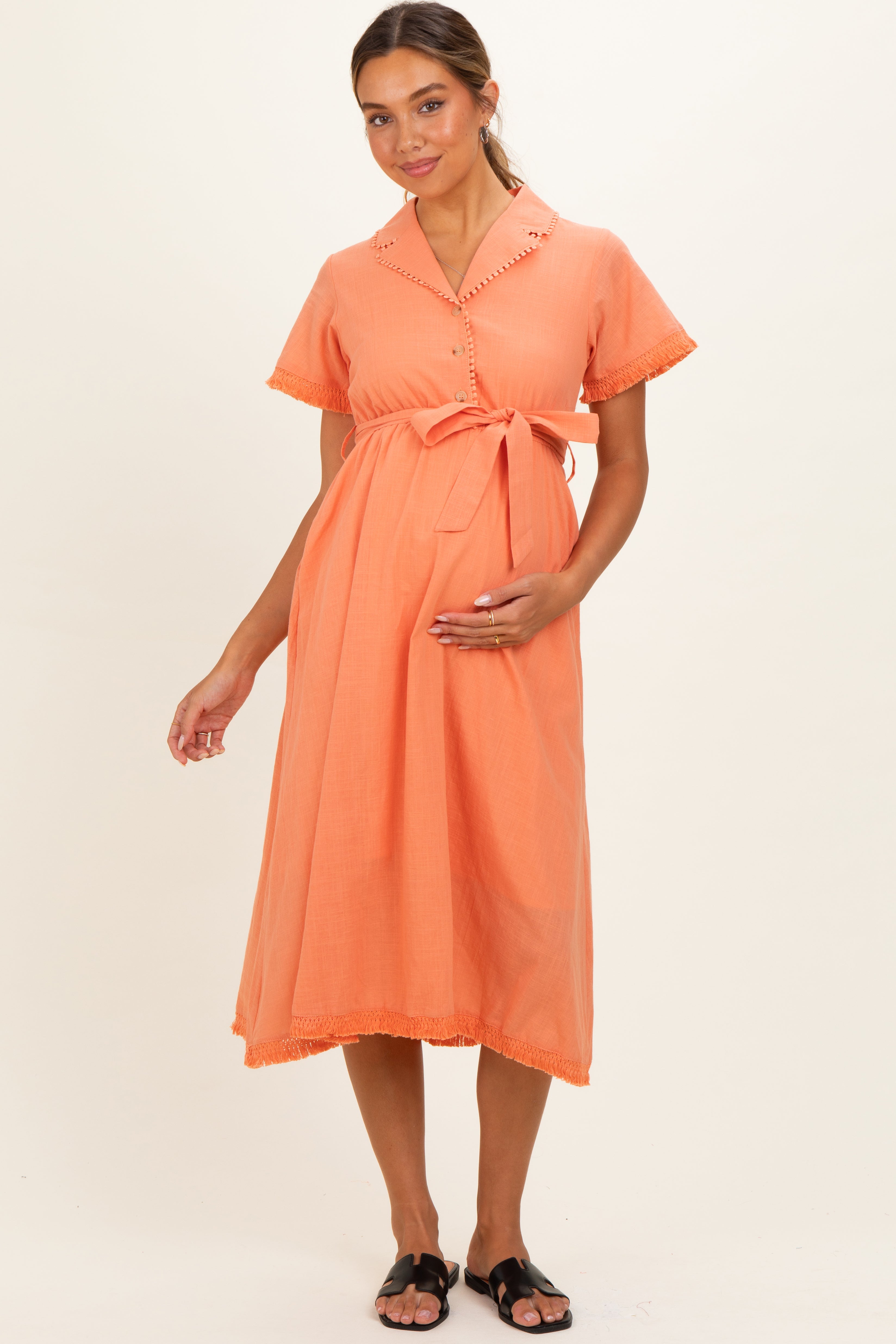 Umstands-Midikleid in Lachs mit Knopfleiste und ausgefransten Kanten