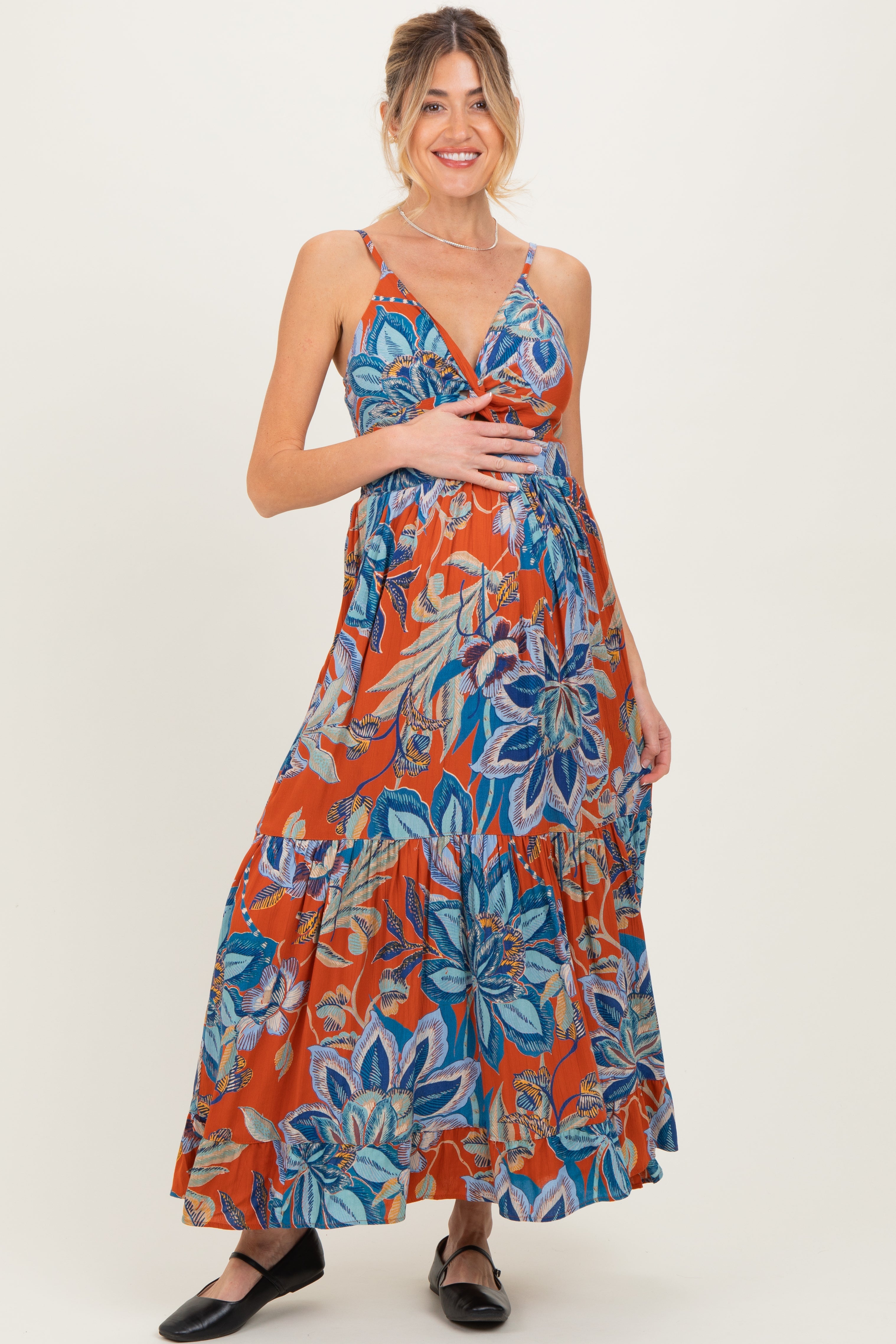 Geblümtes Umstands-Maxikleid mit Twist-Front und Cut-out