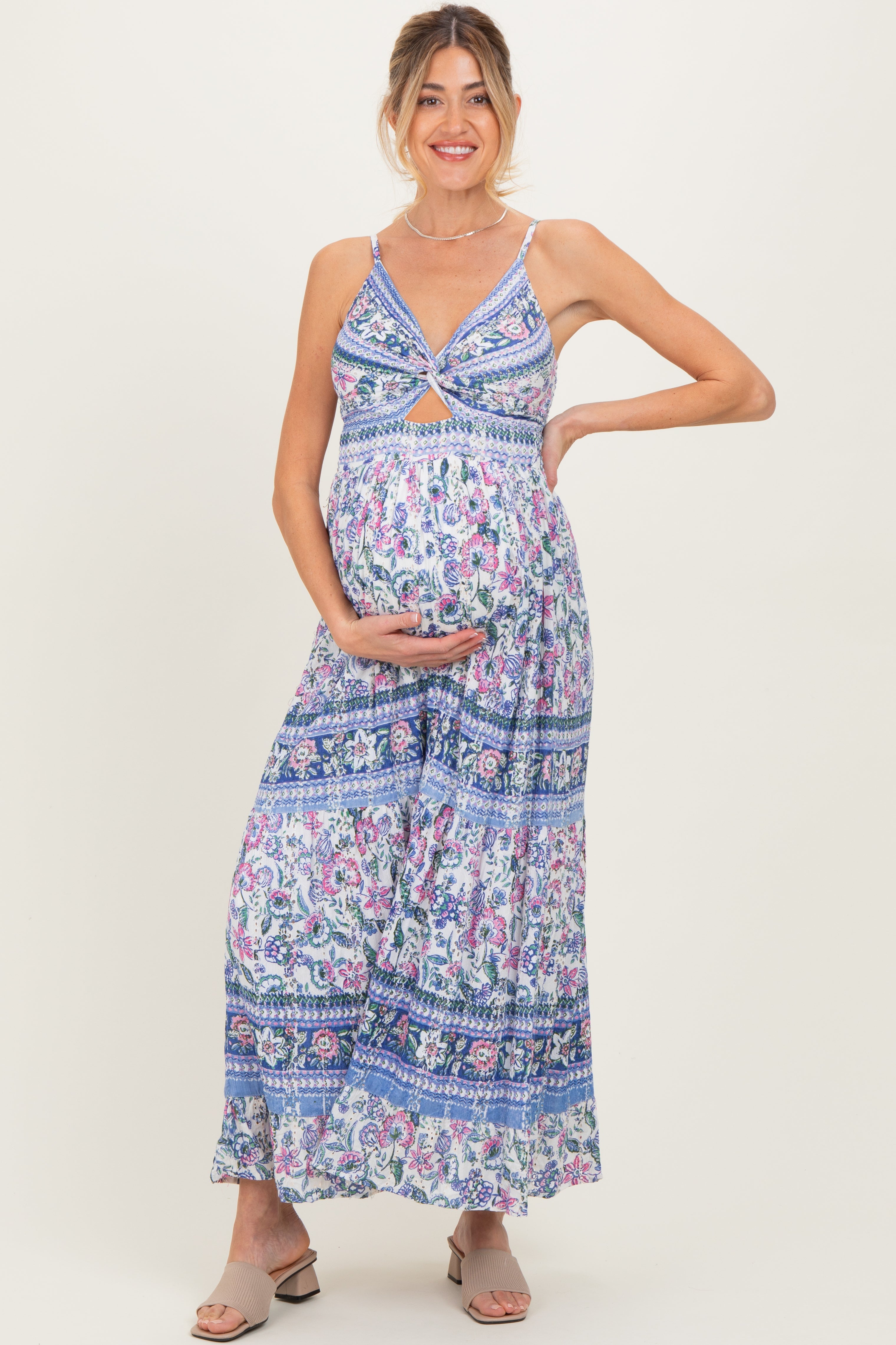 Geblümtes Umstands-Maxikleid mit Twist-Front und Cut-out