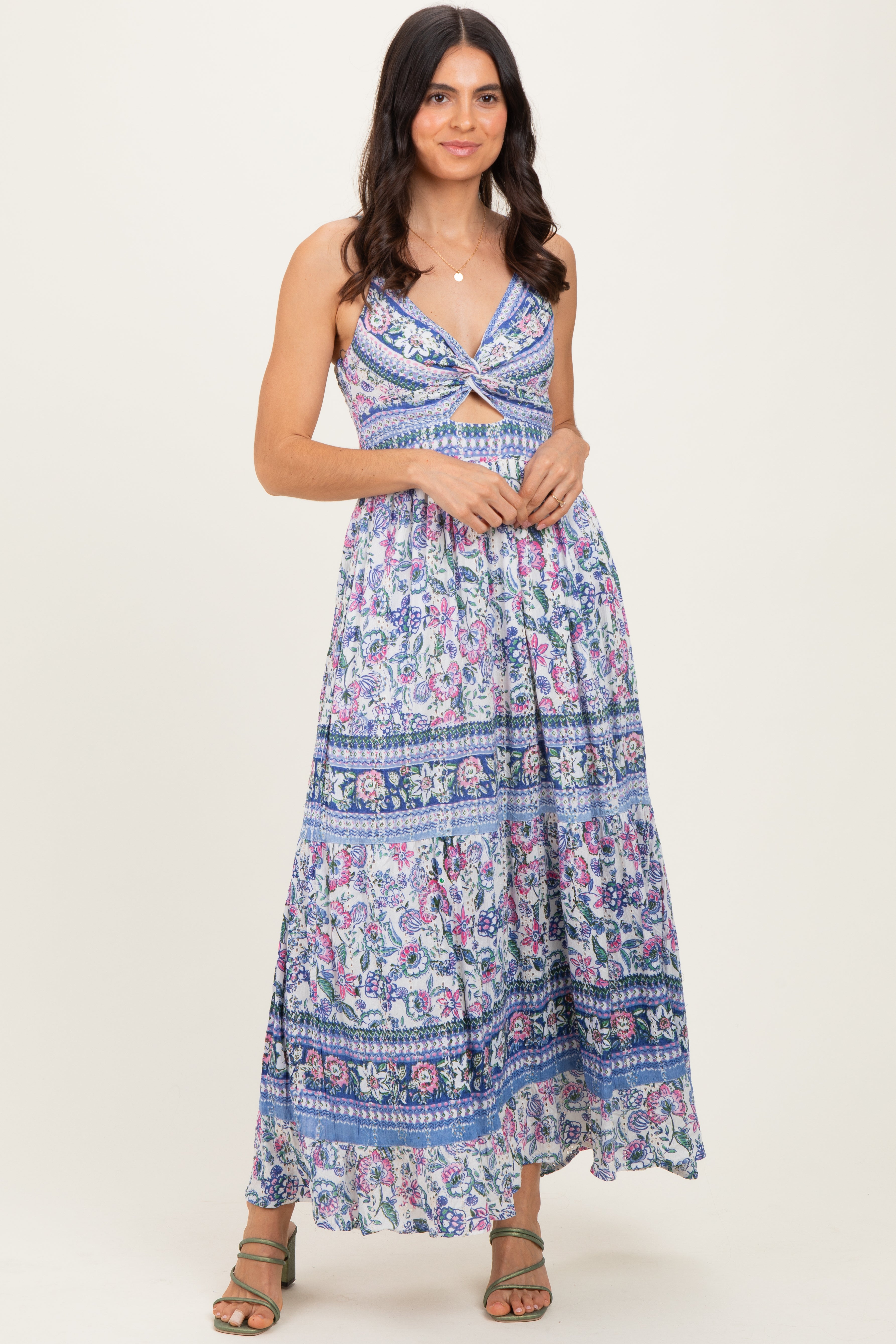 Geblümtes Umstands-Maxikleid mit Twist-Front und Cut-out