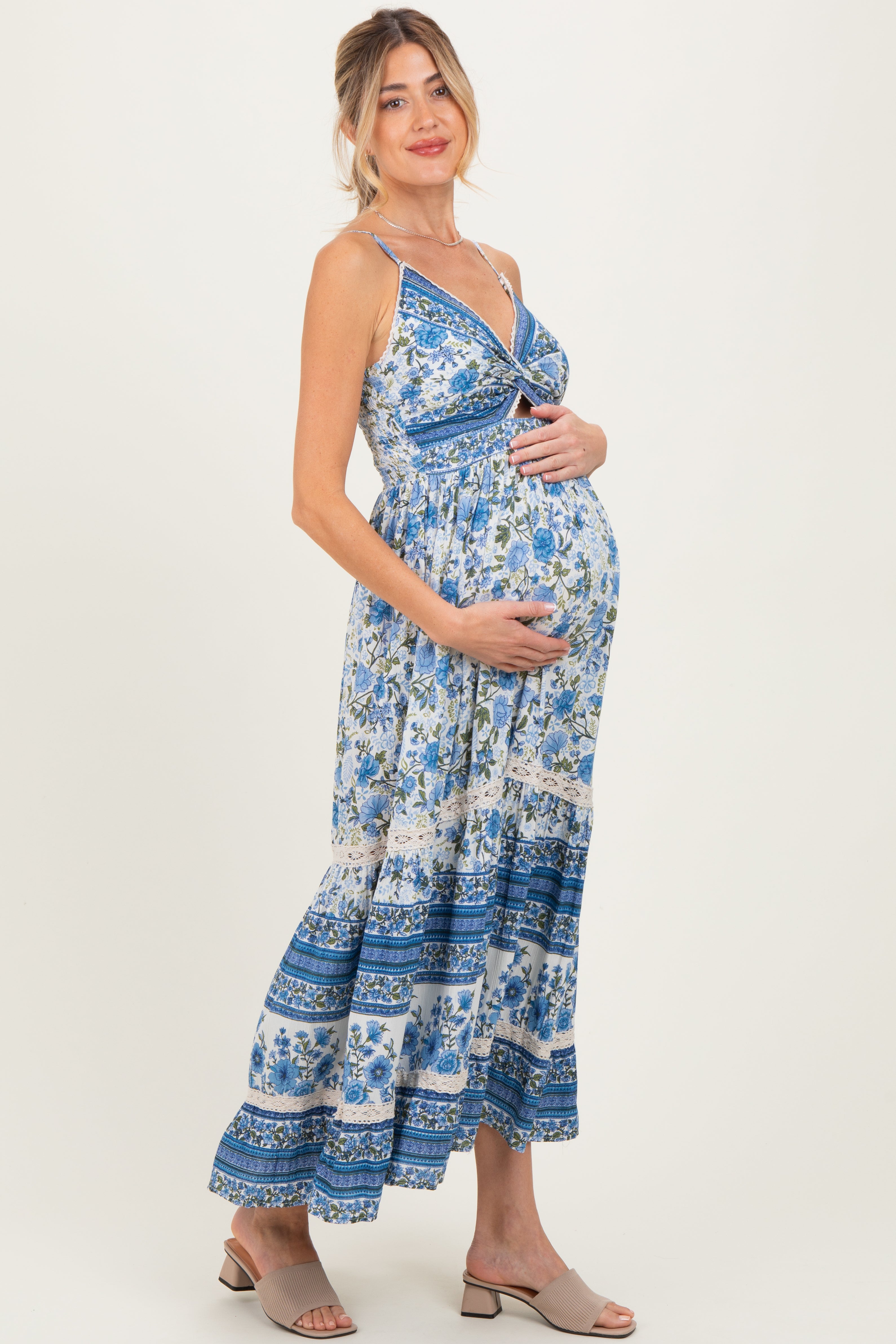 Geblümtes Umstands-Maxikleid mit Twist-Detail und Cut-out