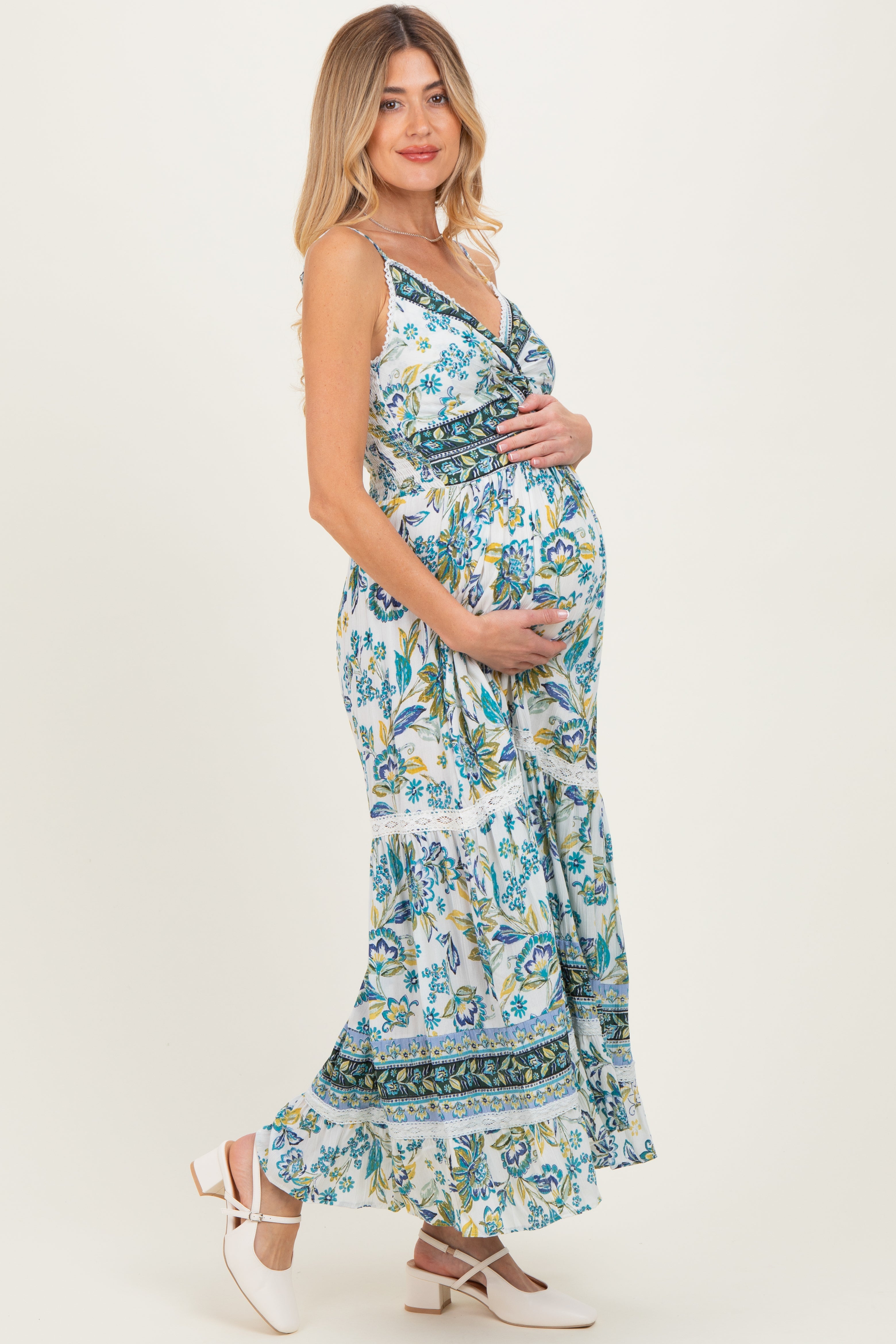 Geblümtes Umstands-Maxikleid mit gedrehter Front und Spitzendetail