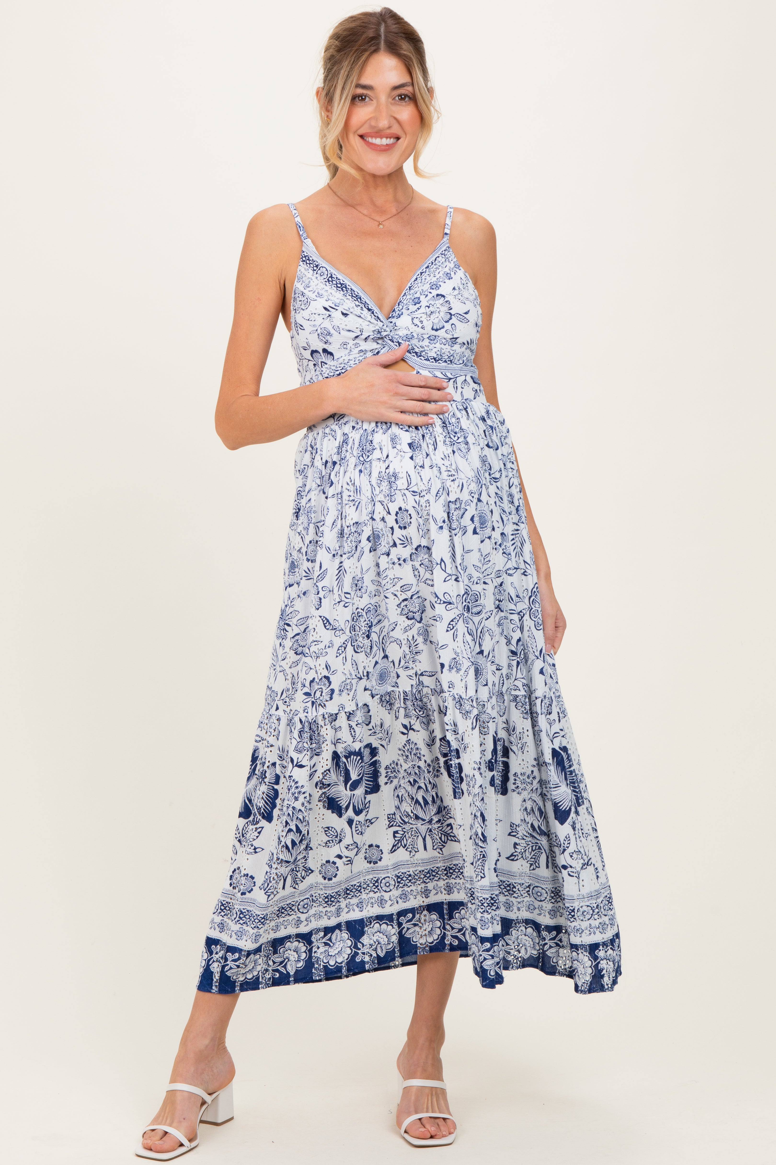 Elfenbeinfarbenes Umstands-Maxikleid mit Blumenmuster und Twist-Detail vorne