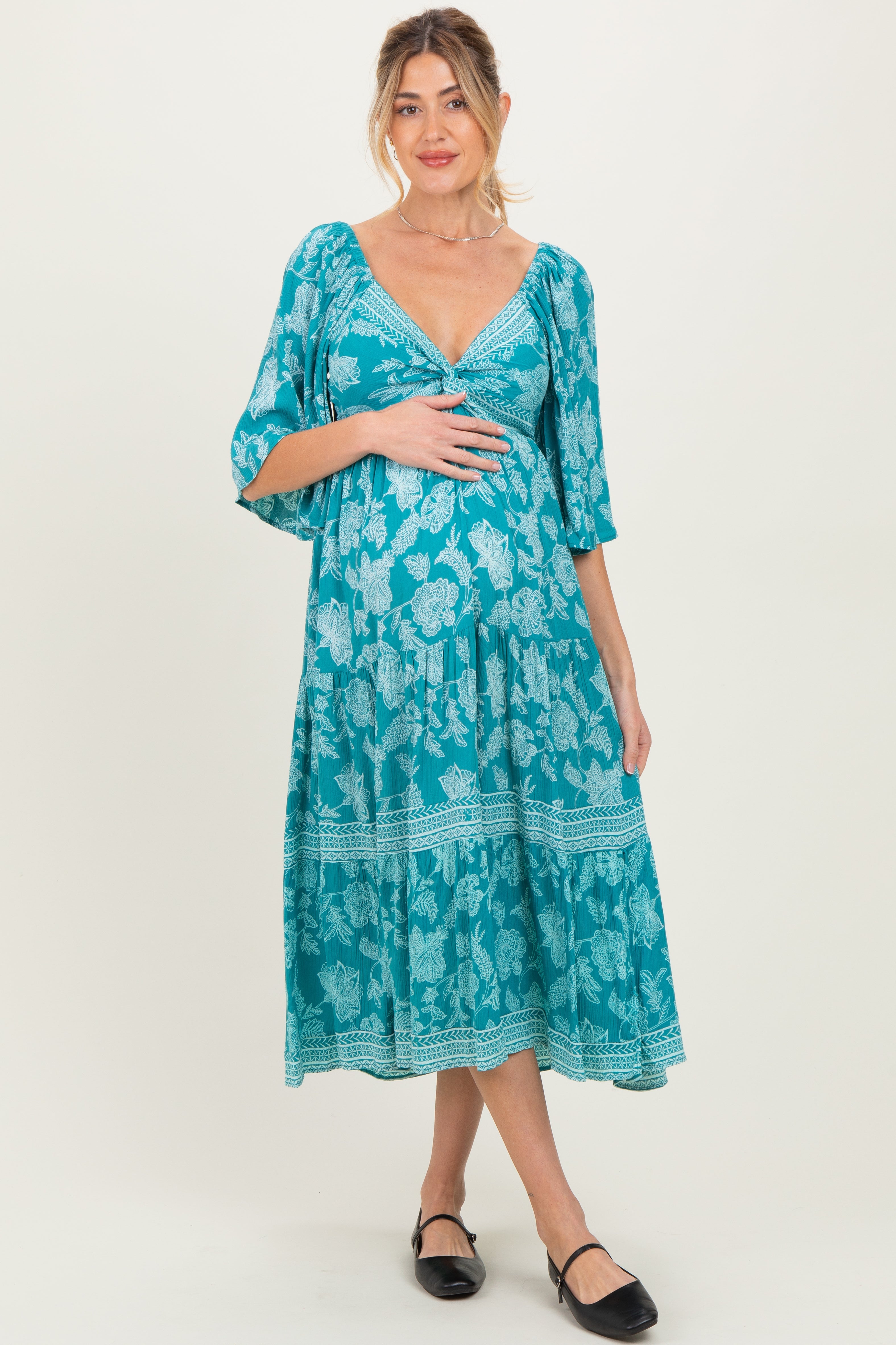 Türkisfarbenes geblümtes Umstands-Midikleid mit Twist-Detail und Flügelärmeln
