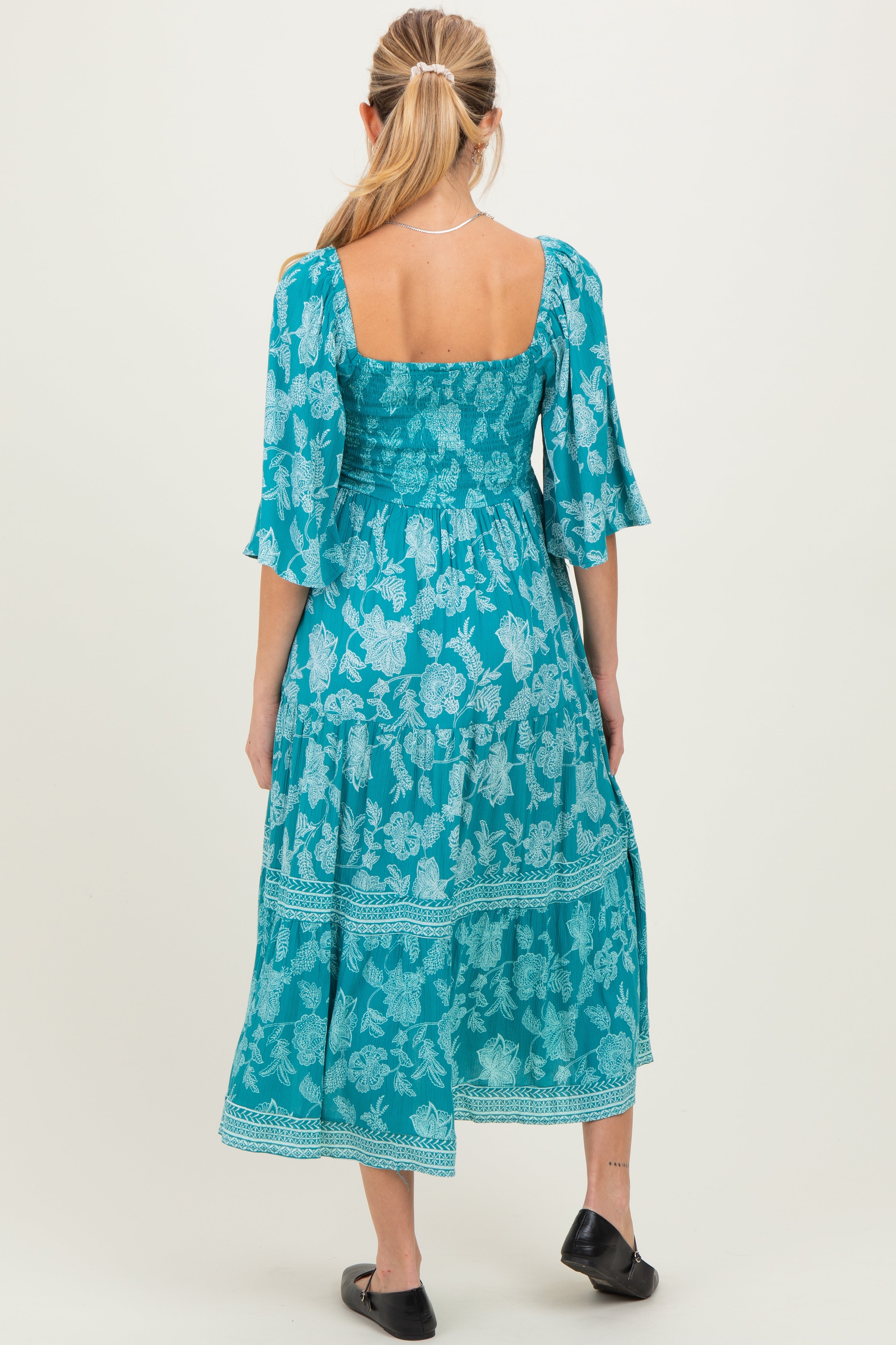 Türkisfarbenes geblümtes Umstands-Midikleid mit Twist-Detail und Flügelärmeln