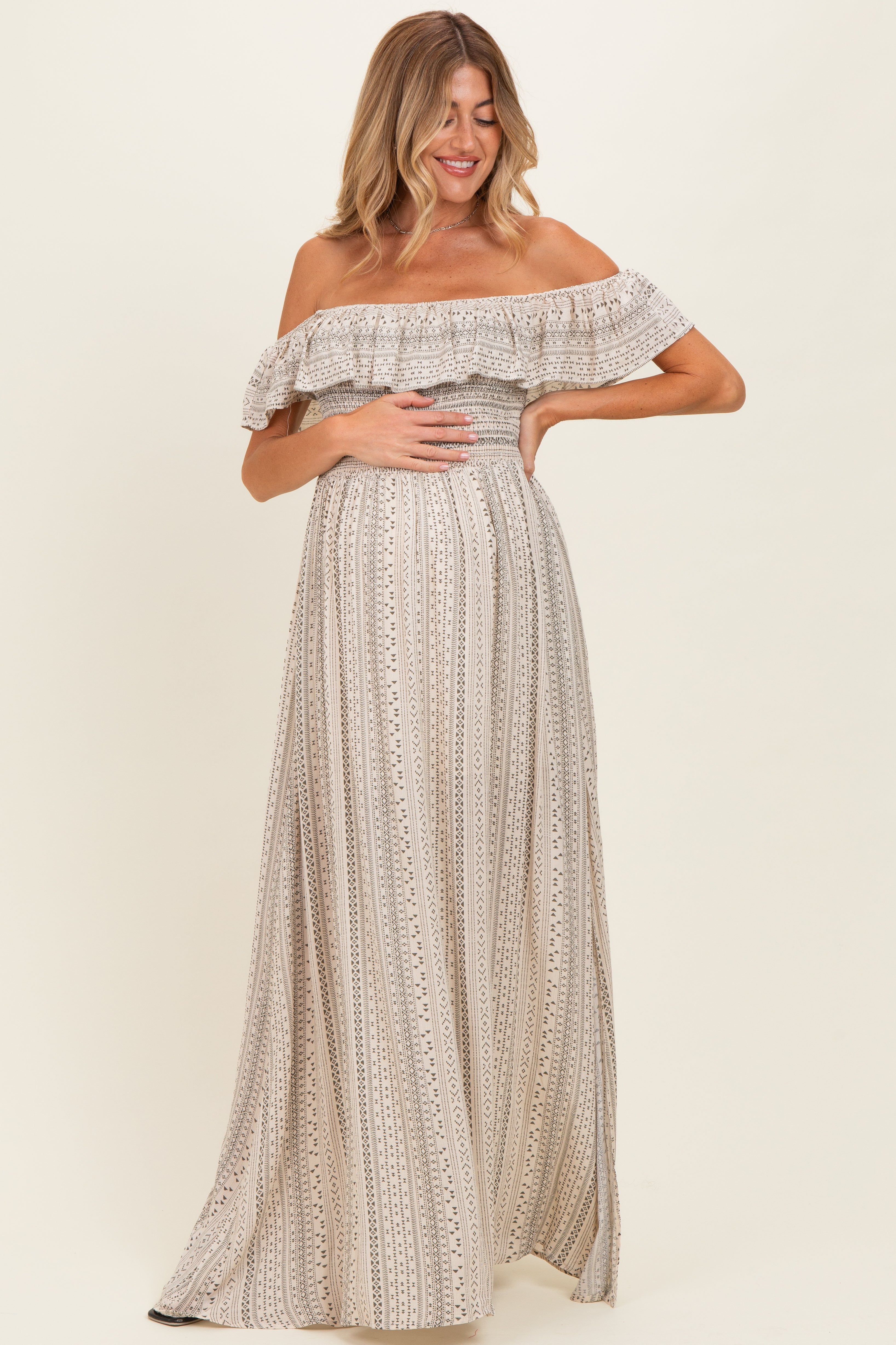 Beiges Umstands-Maxikleid mit Volant und Off-Shoulder-Ausschnitt
