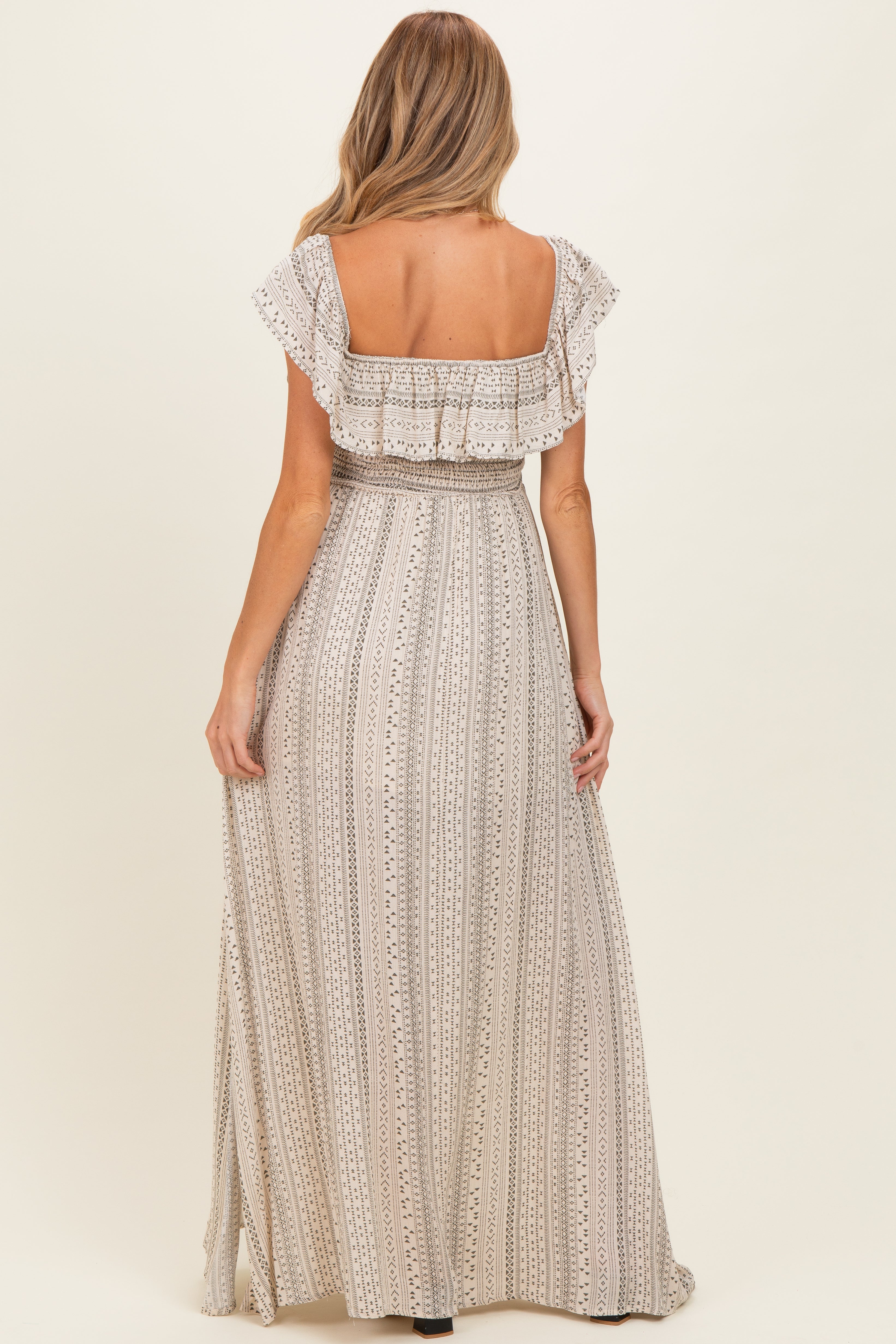 Beiges Umstands-Maxikleid mit Volant und Off-Shoulder-Ausschnitt