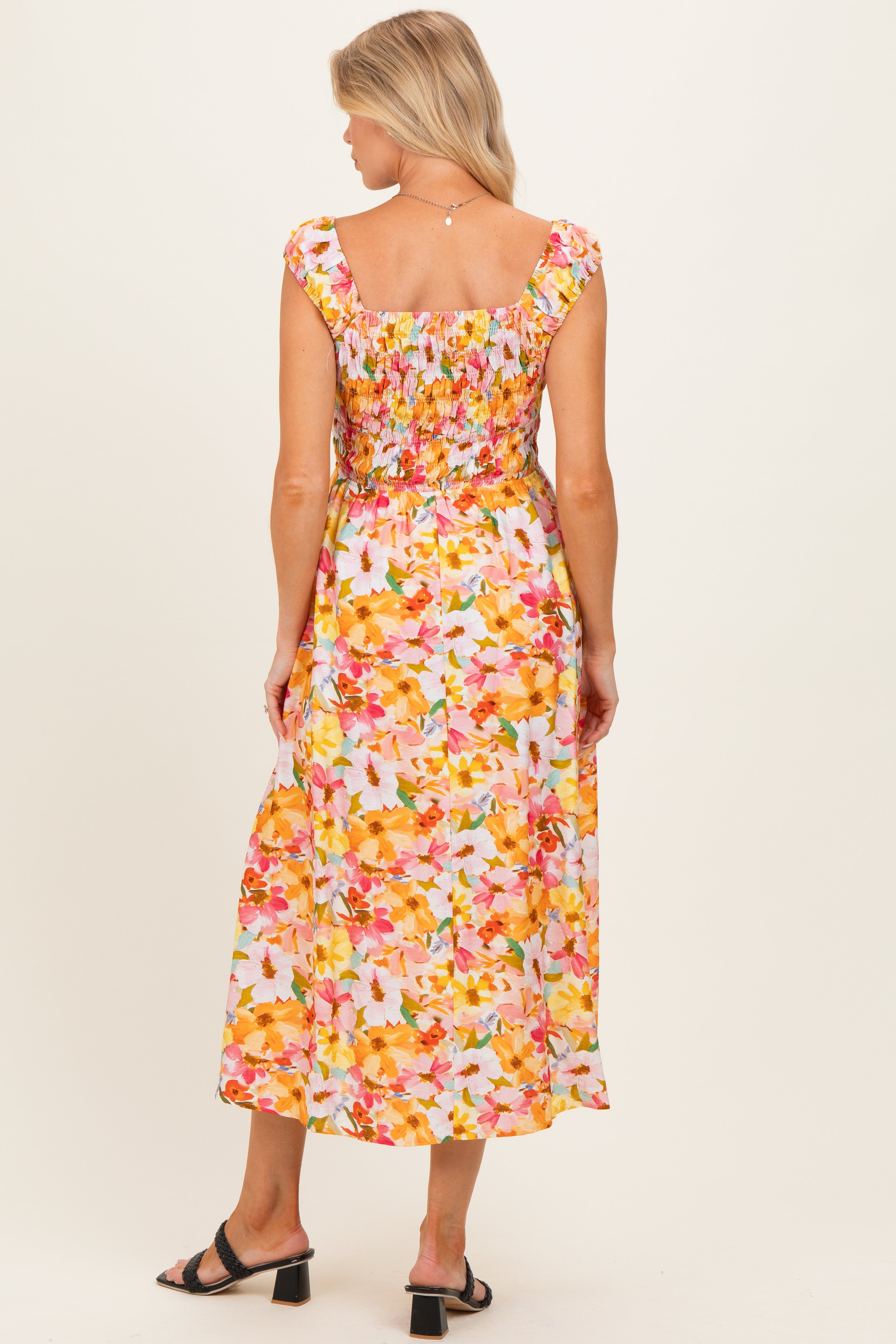 Ärmelloses florales Umstands-Maxikleid mit Smok-Detail in Rosa