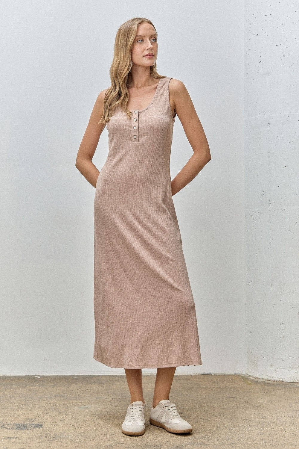 Hellbraunes Umstands-Midikleid aus Rippstrick mit Trägern