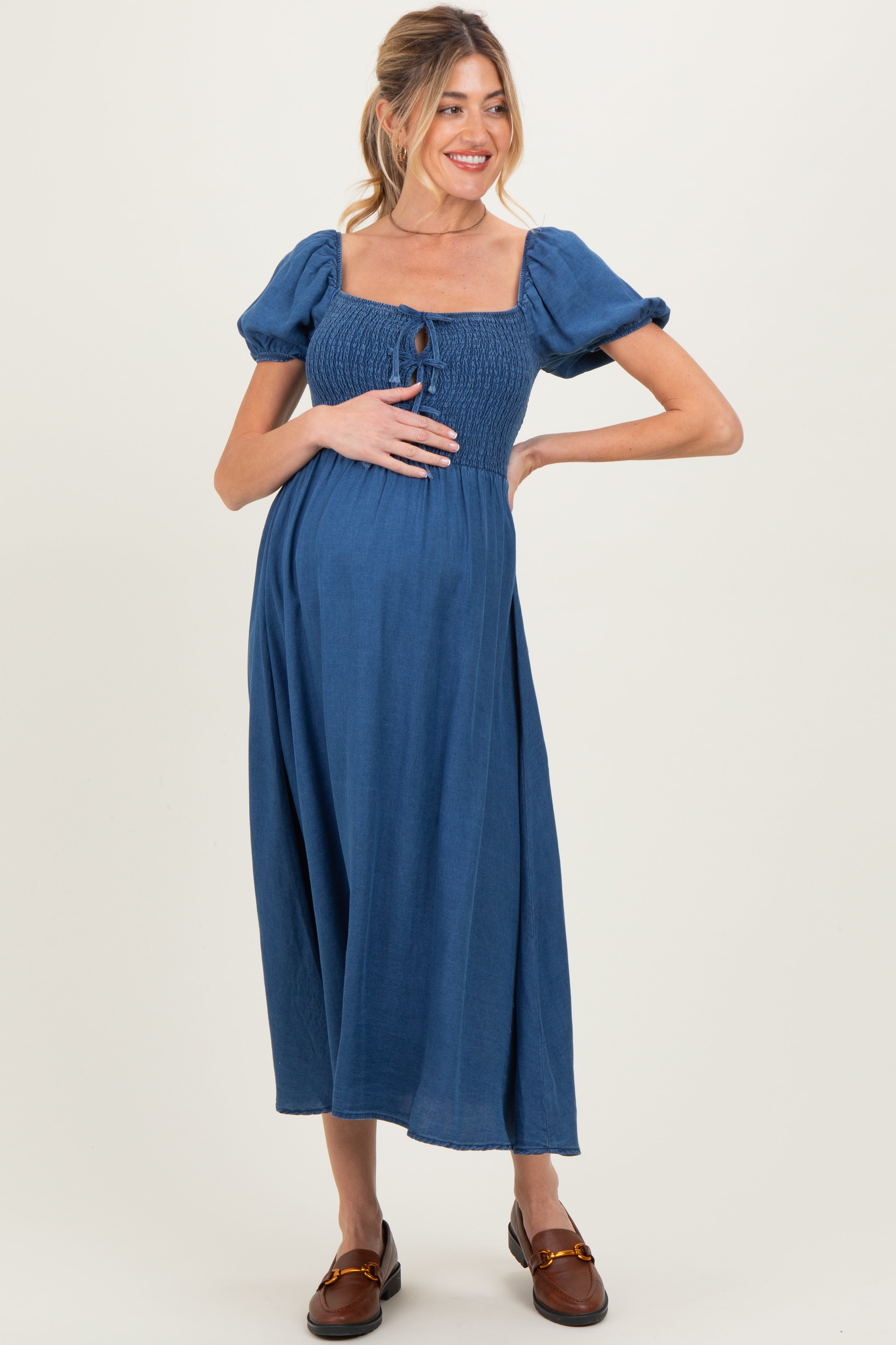 Umstands-Midikleid aus Chambray mit Smok-Front und Bindedetail