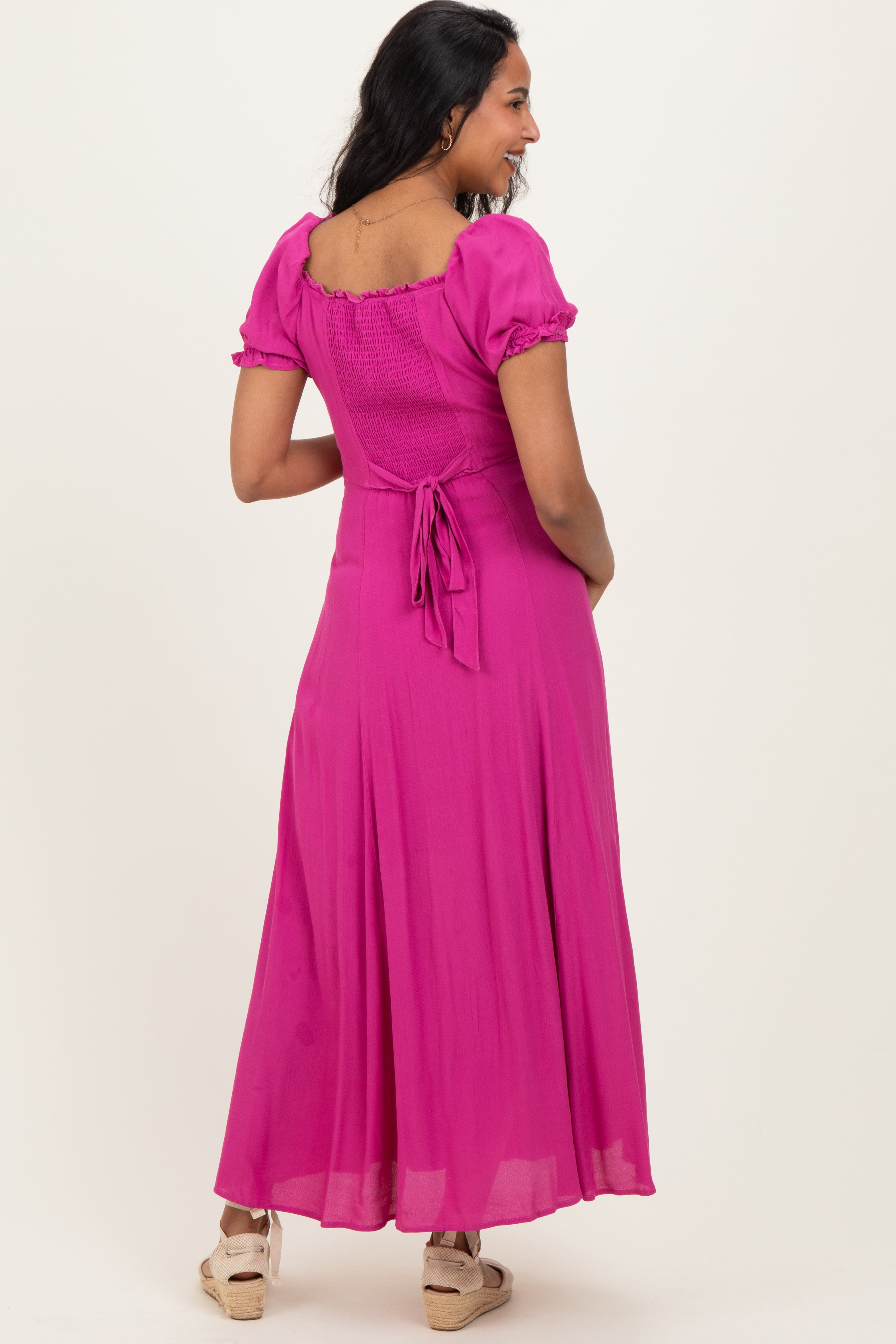 Umstands-Maxikleid mit Knopfleiste und Rüschen in Fuchsia