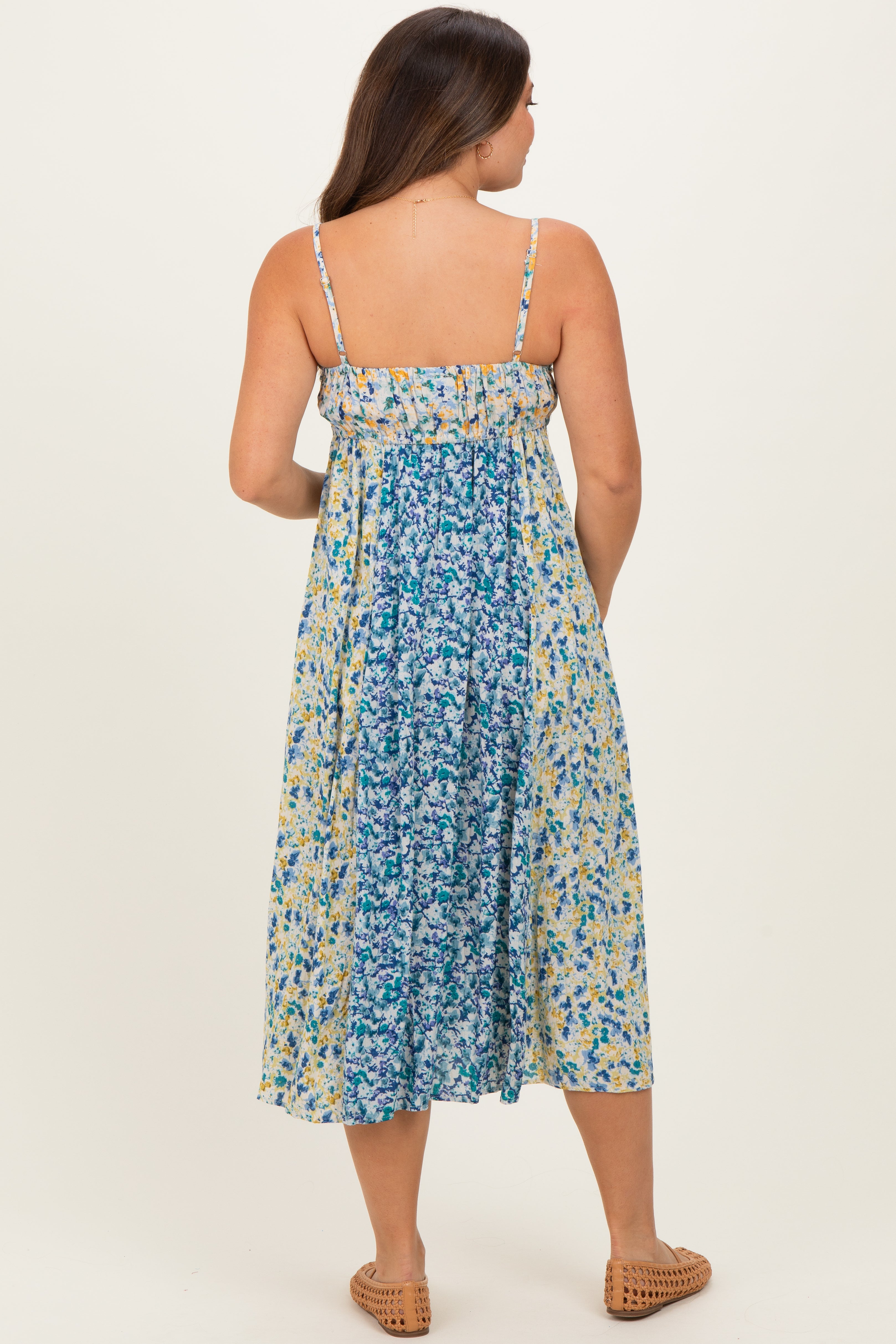 Blaues Umstands-Midikleid mit Blumenmuster und Bindedetail vorne