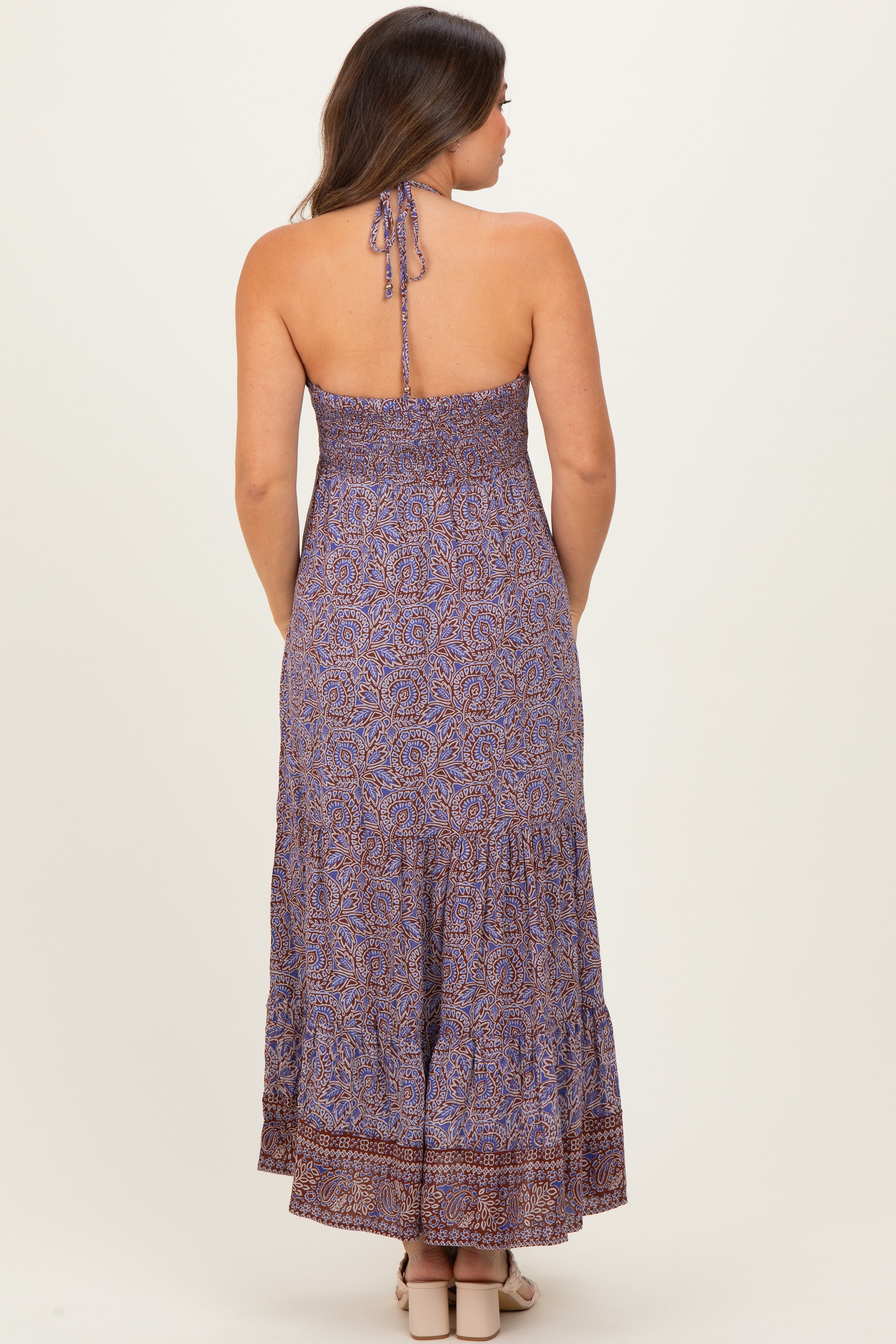 Braunes Umstands-Maxikleid mit Paisleymuster und Neckholder