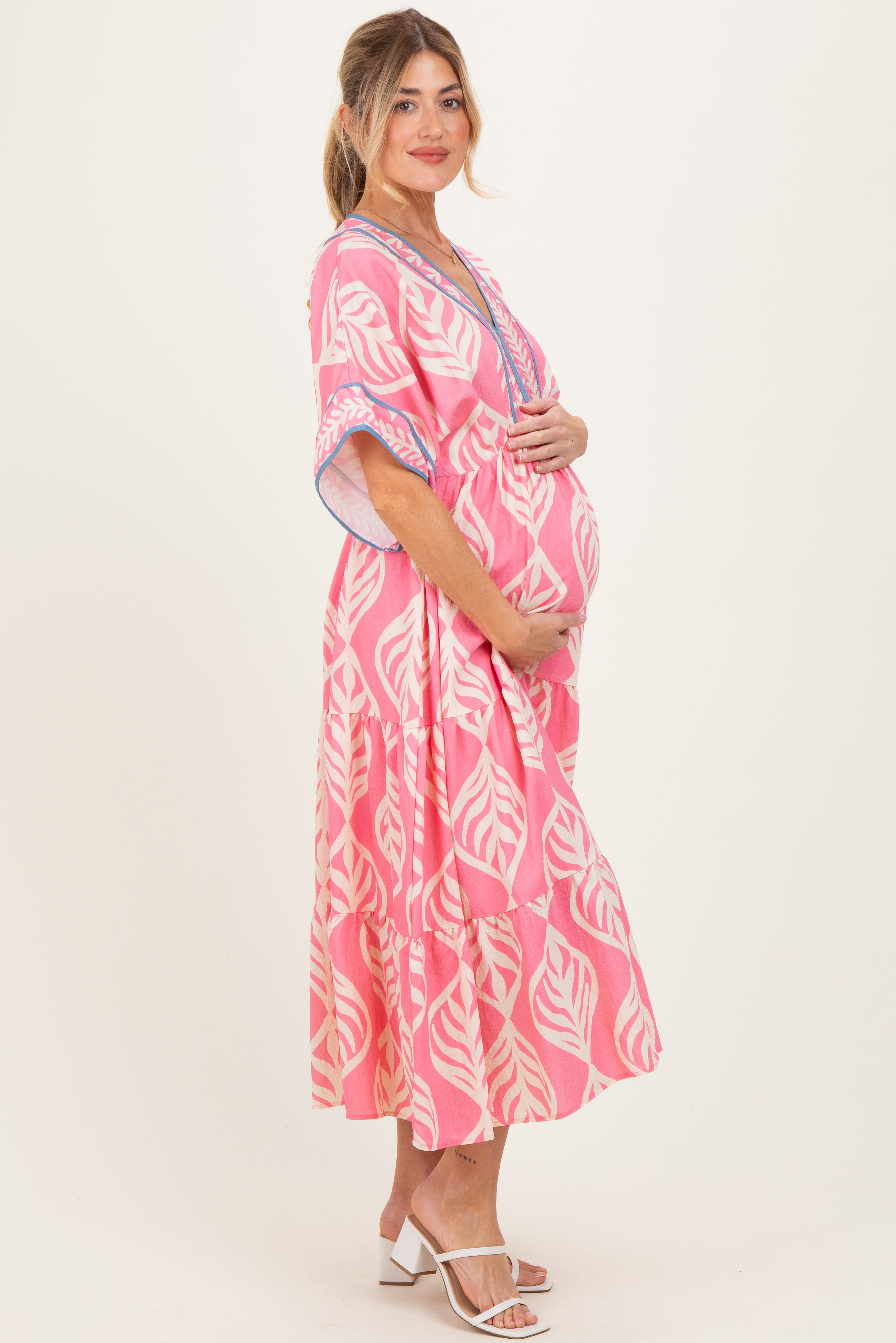 Umstandsmaxikleid mit Print und Dolman-Ärmeln in Rosa
