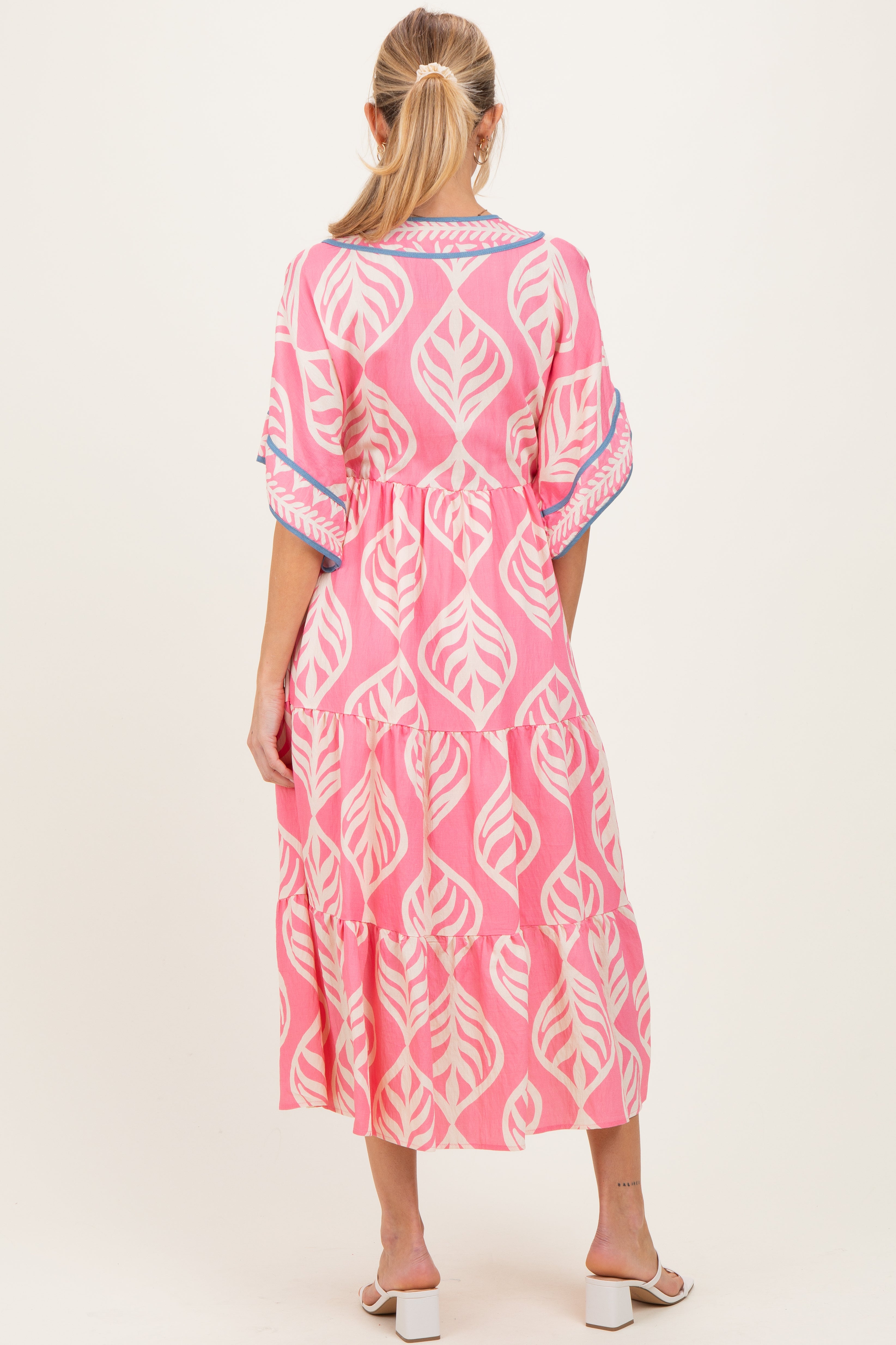 Umstandsmaxikleid mit Print und Dolman-Ärmeln in Rosa