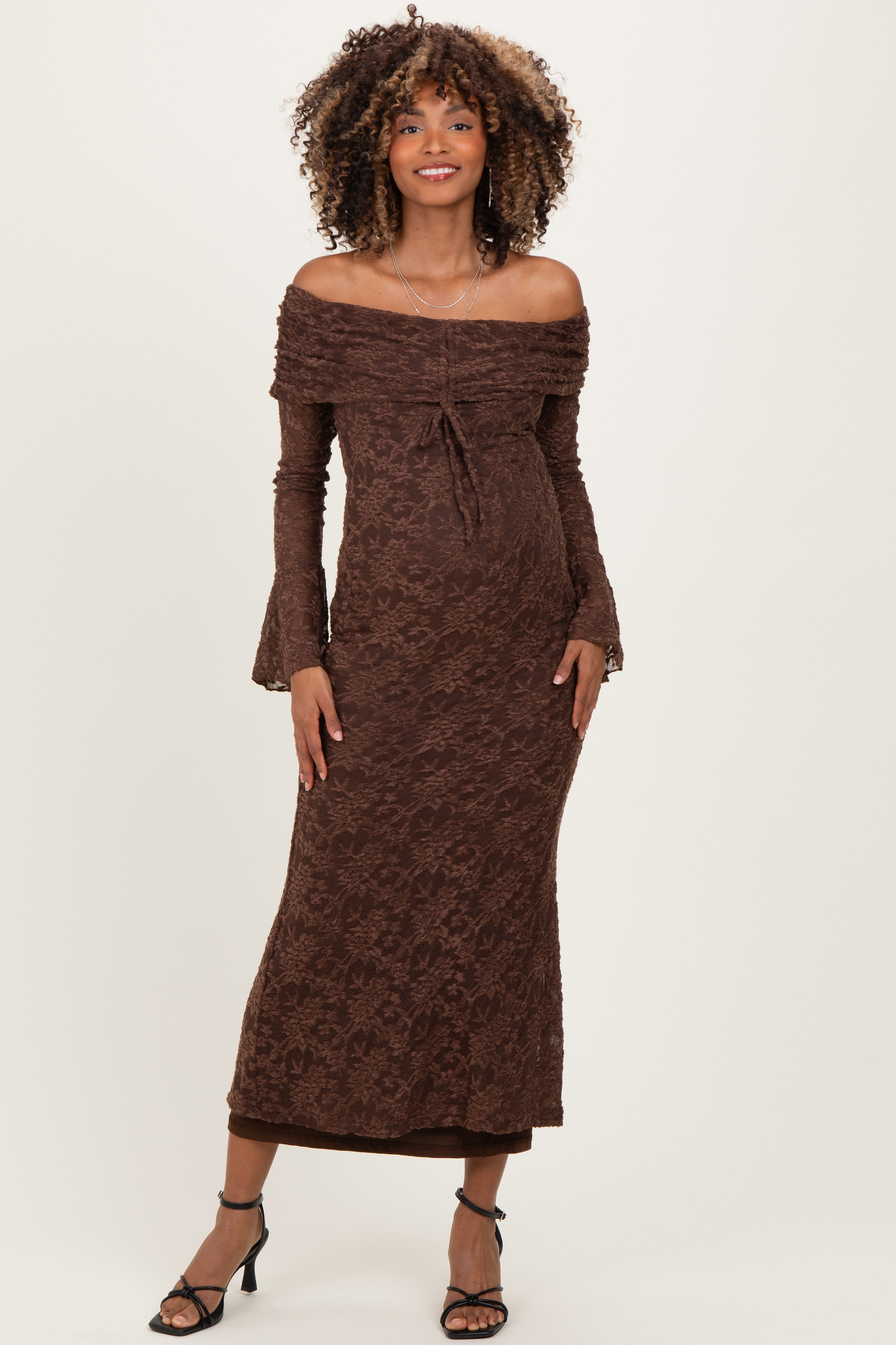 Schulterfreies Umstands-Maxikleid aus Spitze in Schokobraun