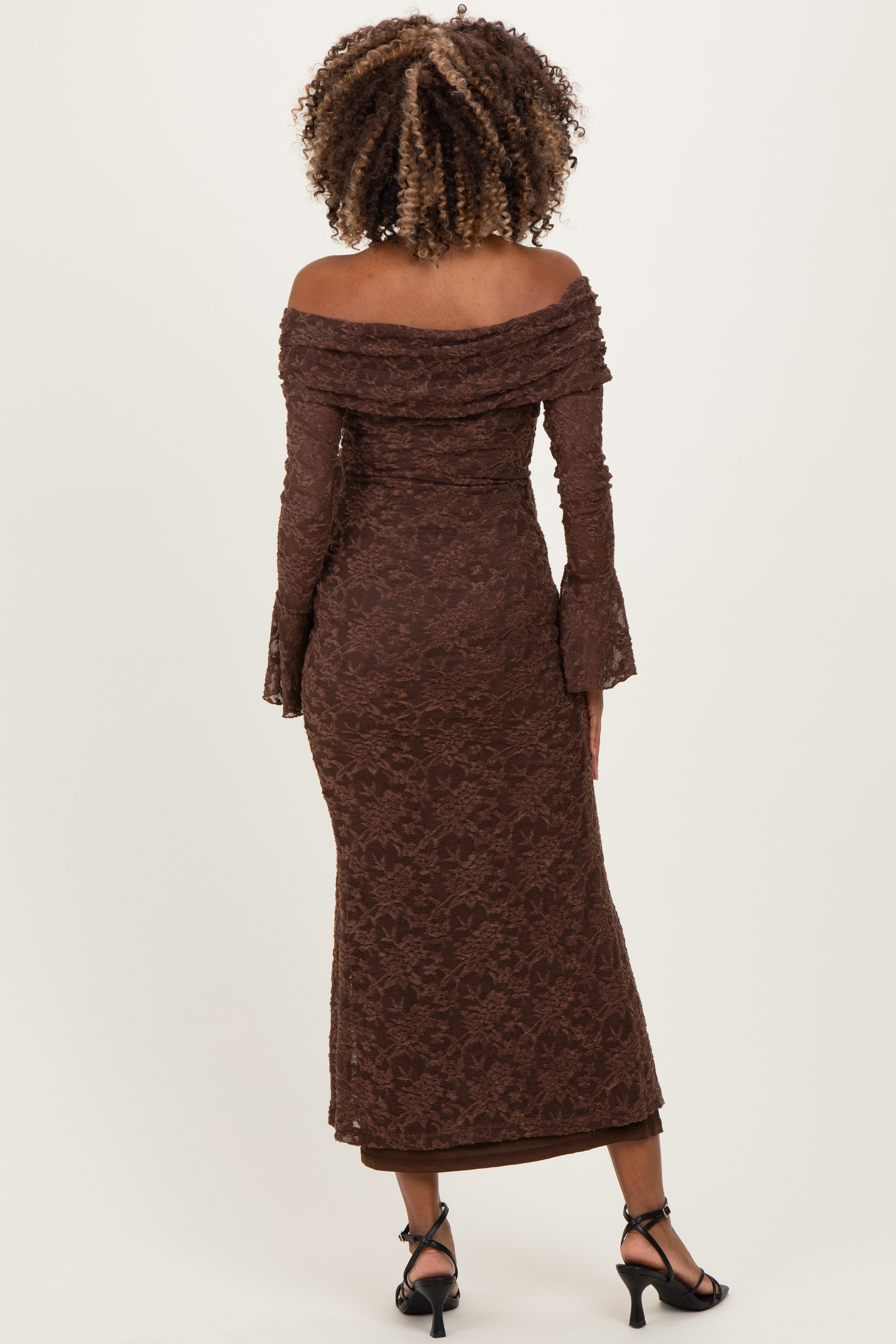 Schulterfreies Umstands-Maxikleid aus Spitze in Schokobraun