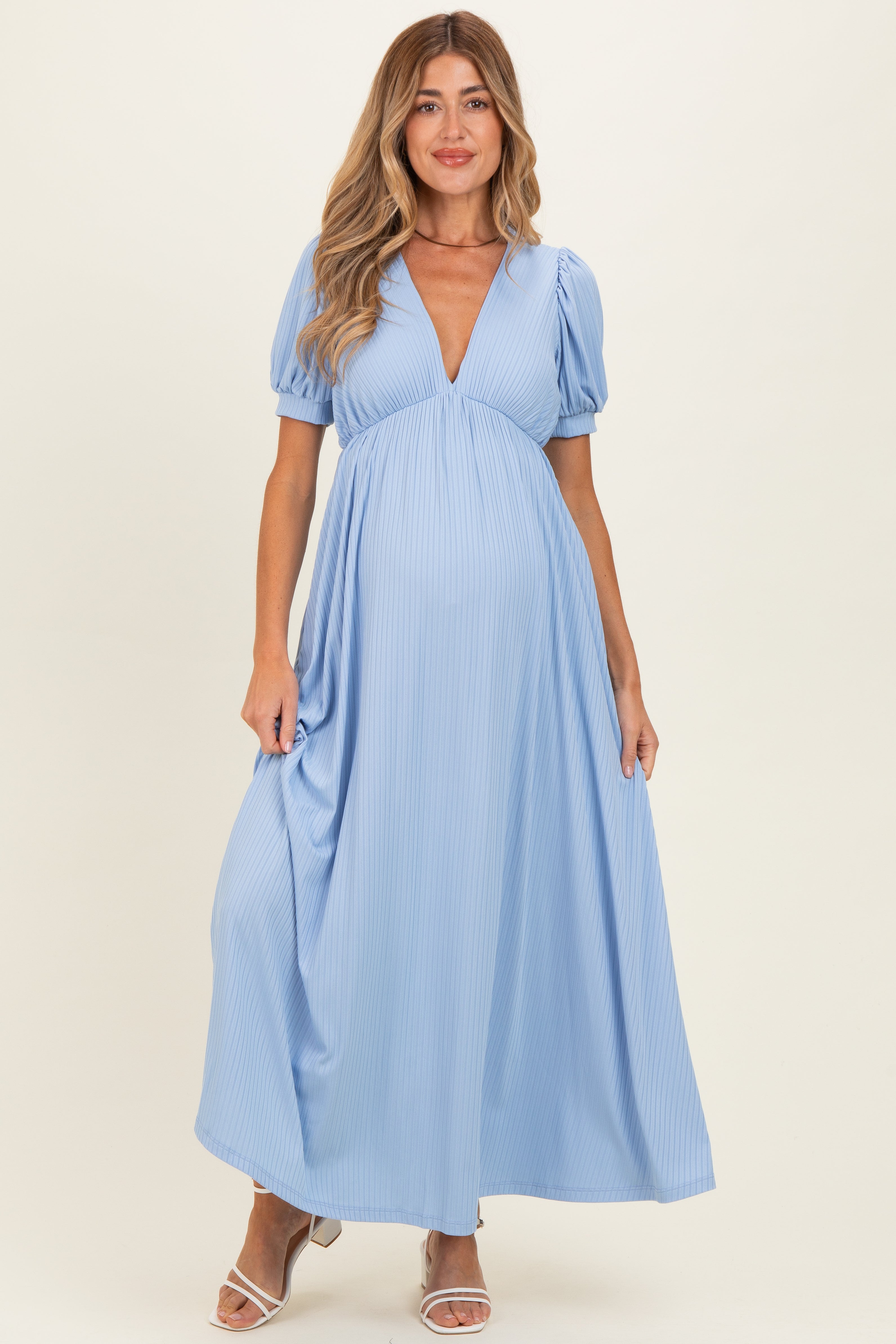 Blaues Umstands-Maxikleid aus Rippstrick mit Puffärmeln, V-Ausschnitt und Empire-Taille