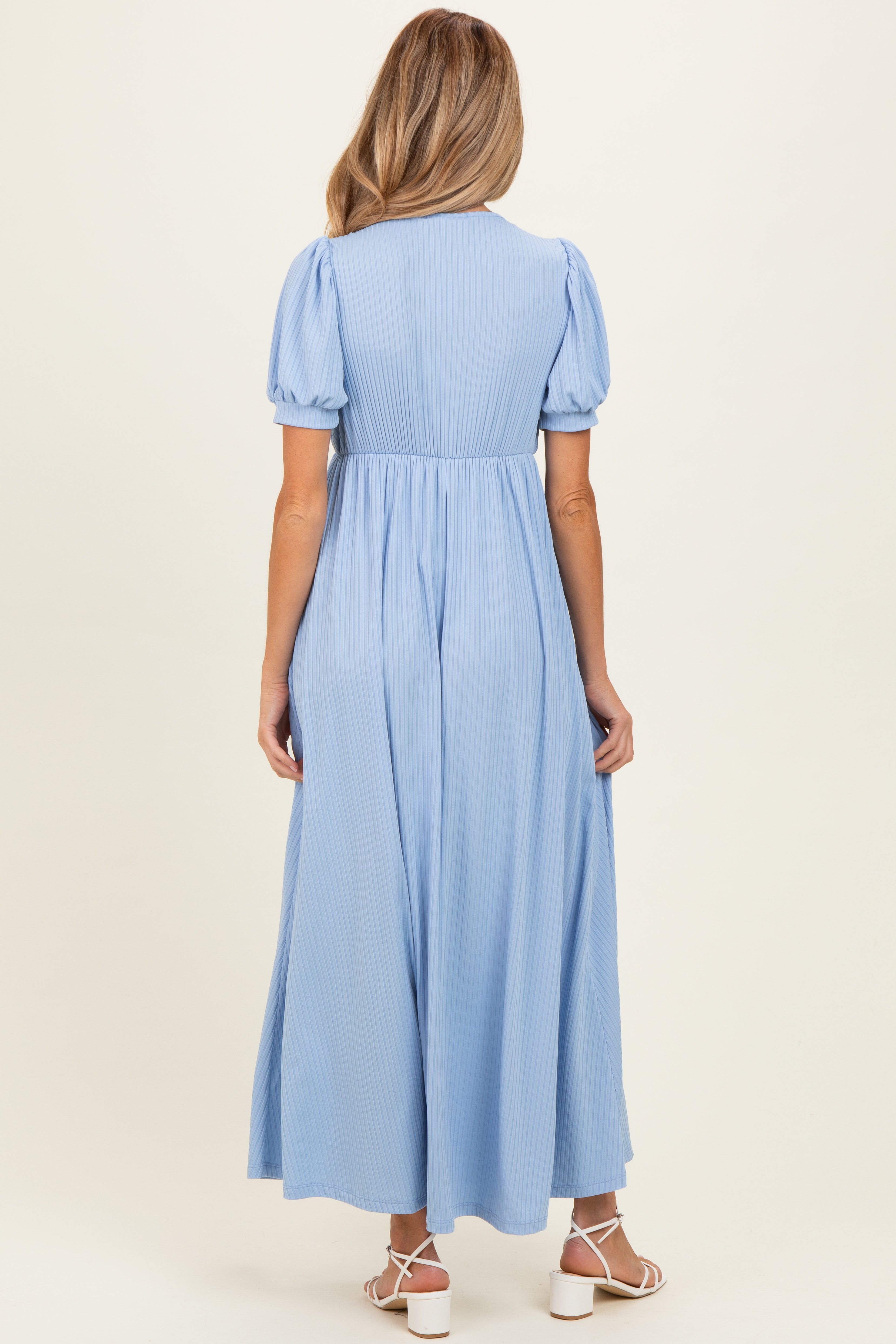 Blaues Umstands-Maxikleid aus Rippstrick mit Puffärmeln, V-Ausschnitt und Empire-Taille